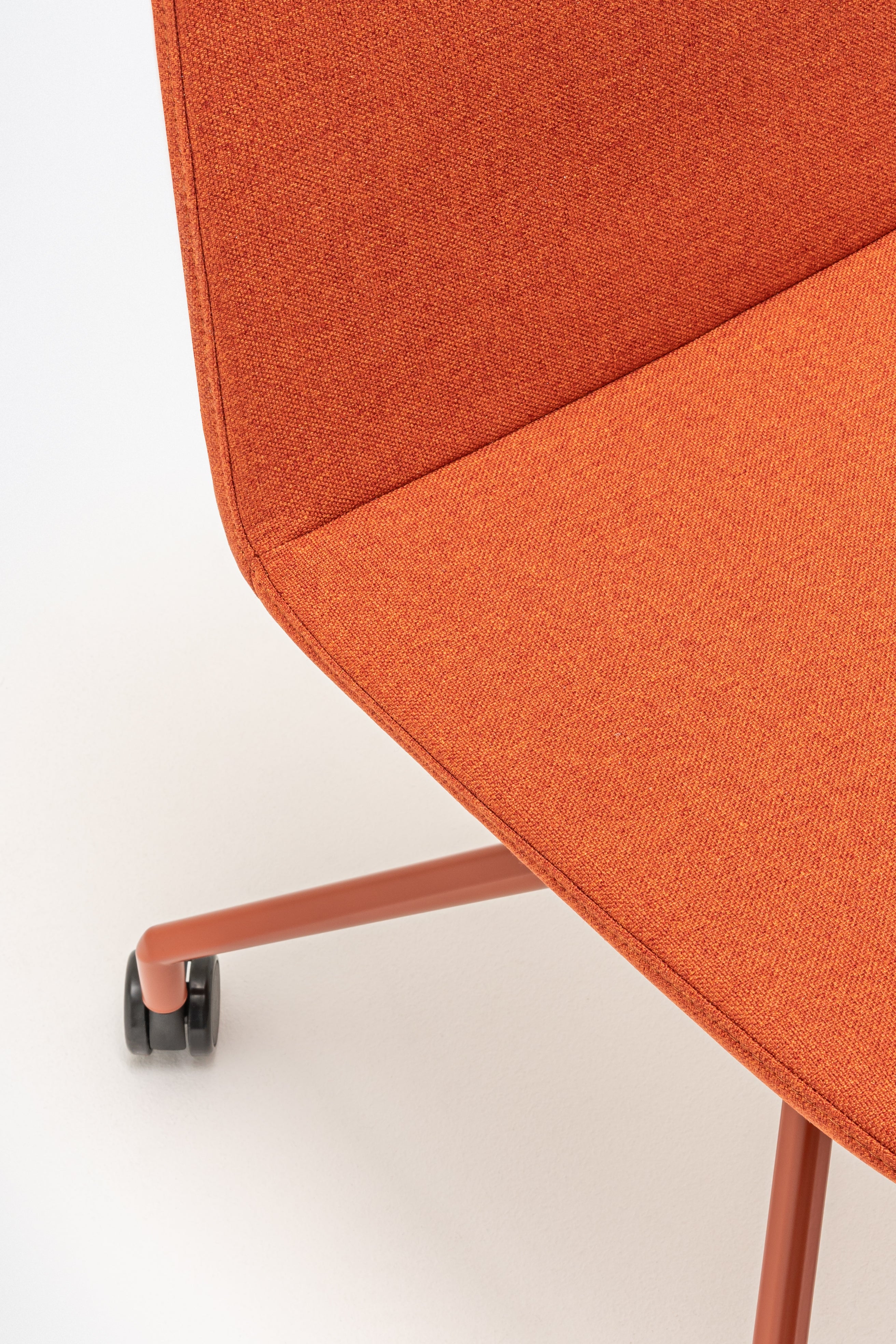 Ulti swivel chair aluminum base with wheels