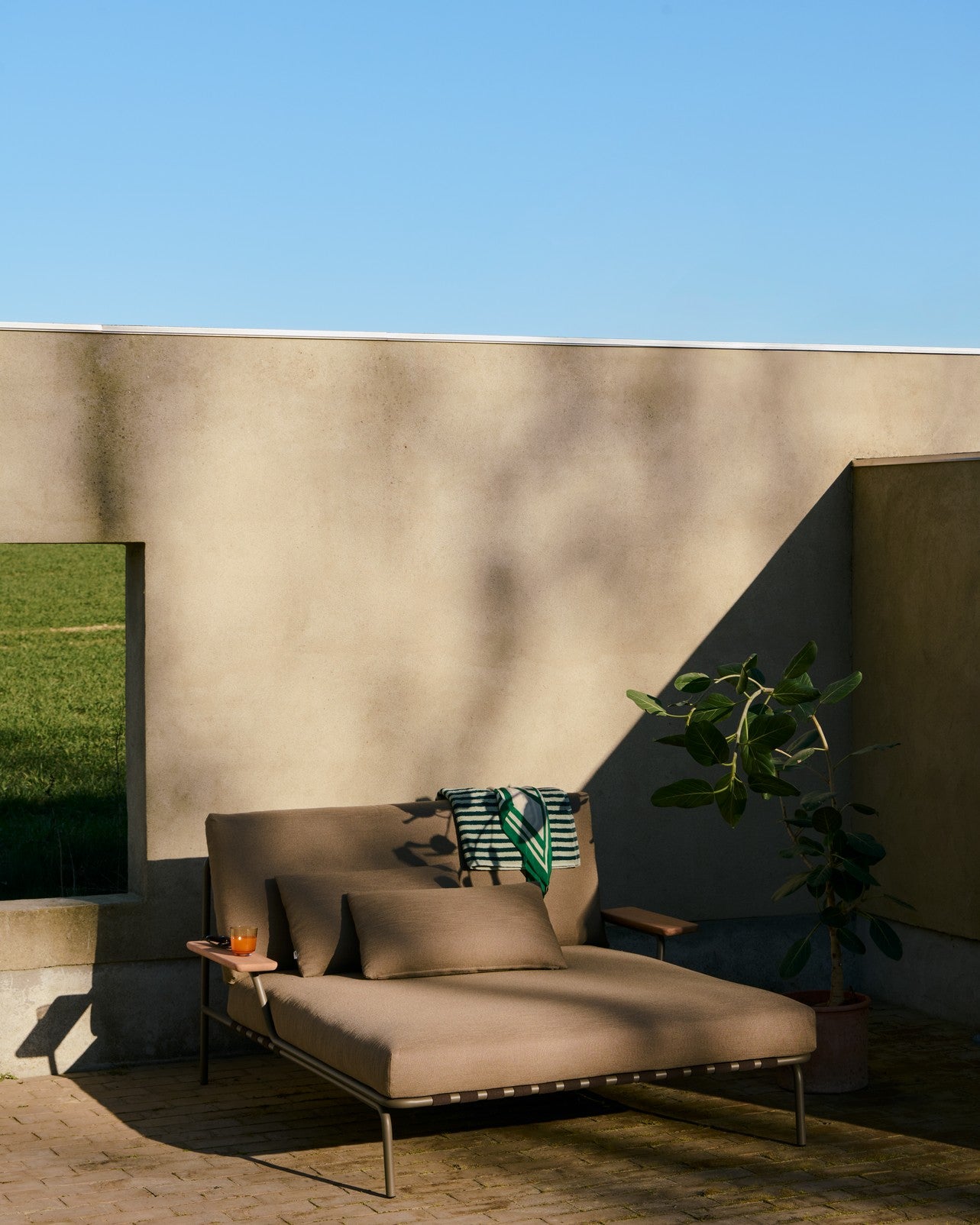 Outdoor lounge chair with armrests SETTLE gray with green base [Amelia]
