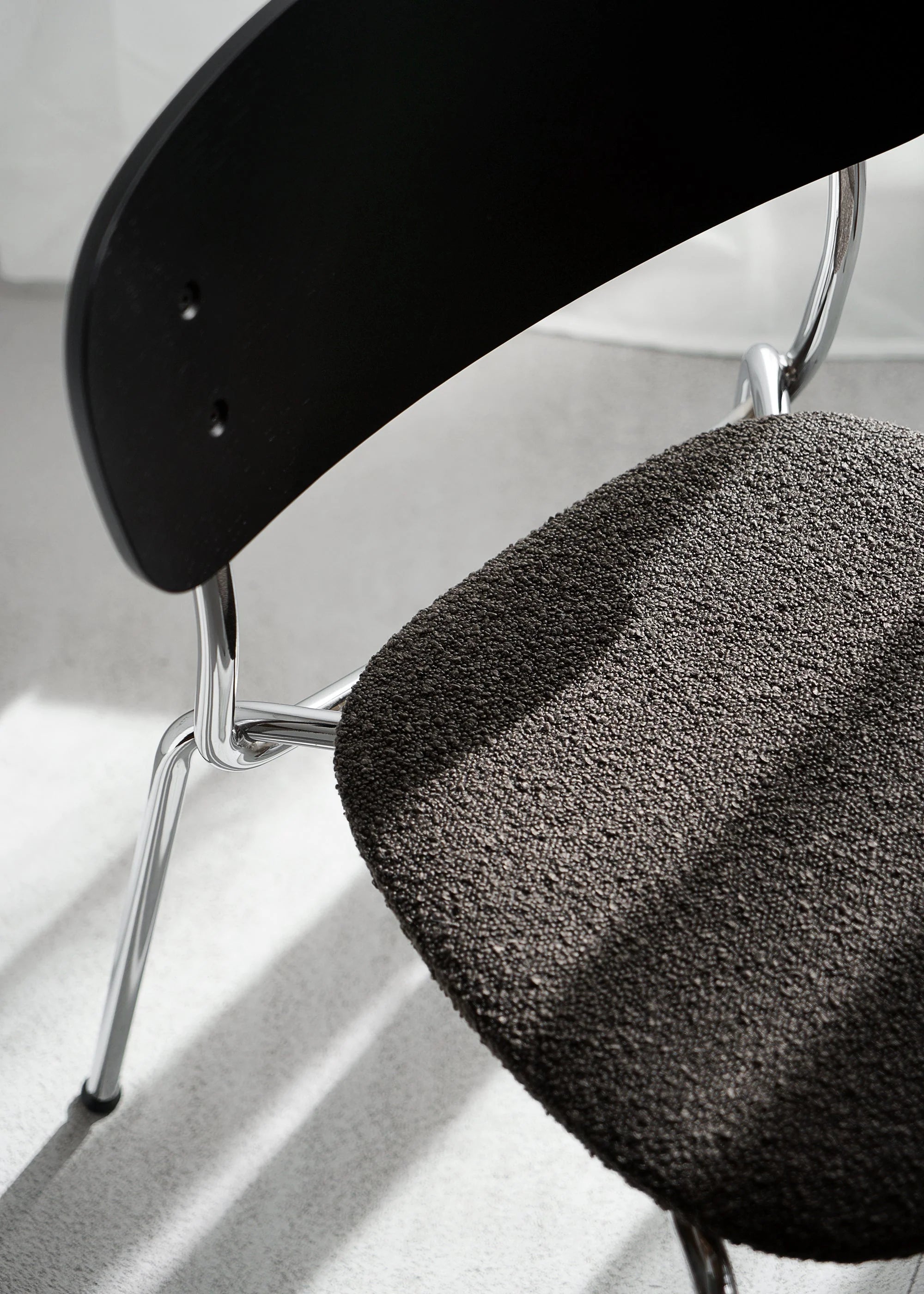 Židle SPLOT SOFT černé dubové dřevo s chromovaným podstavcem a černým bouclé