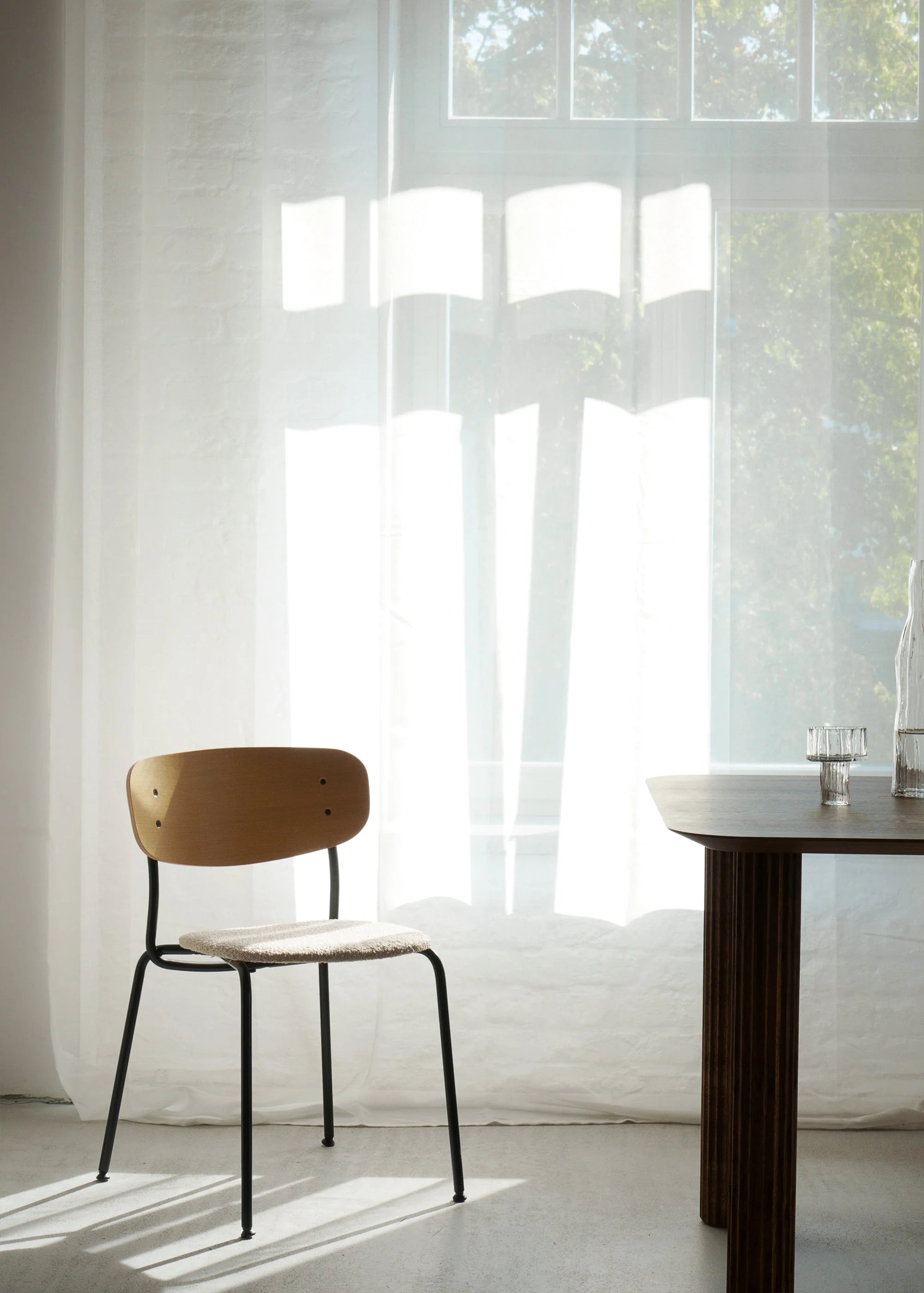 Židle SPLOT SOFT z dubového dřeva s černým podstavcem a pískovým bouclé