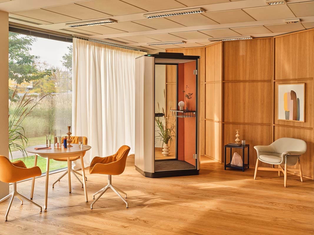 Kovový konferenční stolek STILT