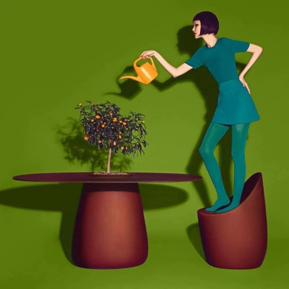 Stół ogrodowy z pojemnikiem COBBLE bordowy Qeeboo    Eye on Design