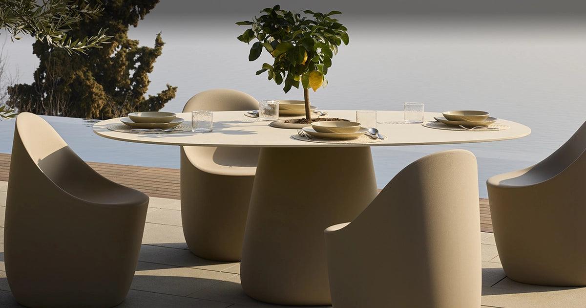 Stół ogrodowy z pojemnikiem COBBLE bordowy Qeeboo    Eye on Design