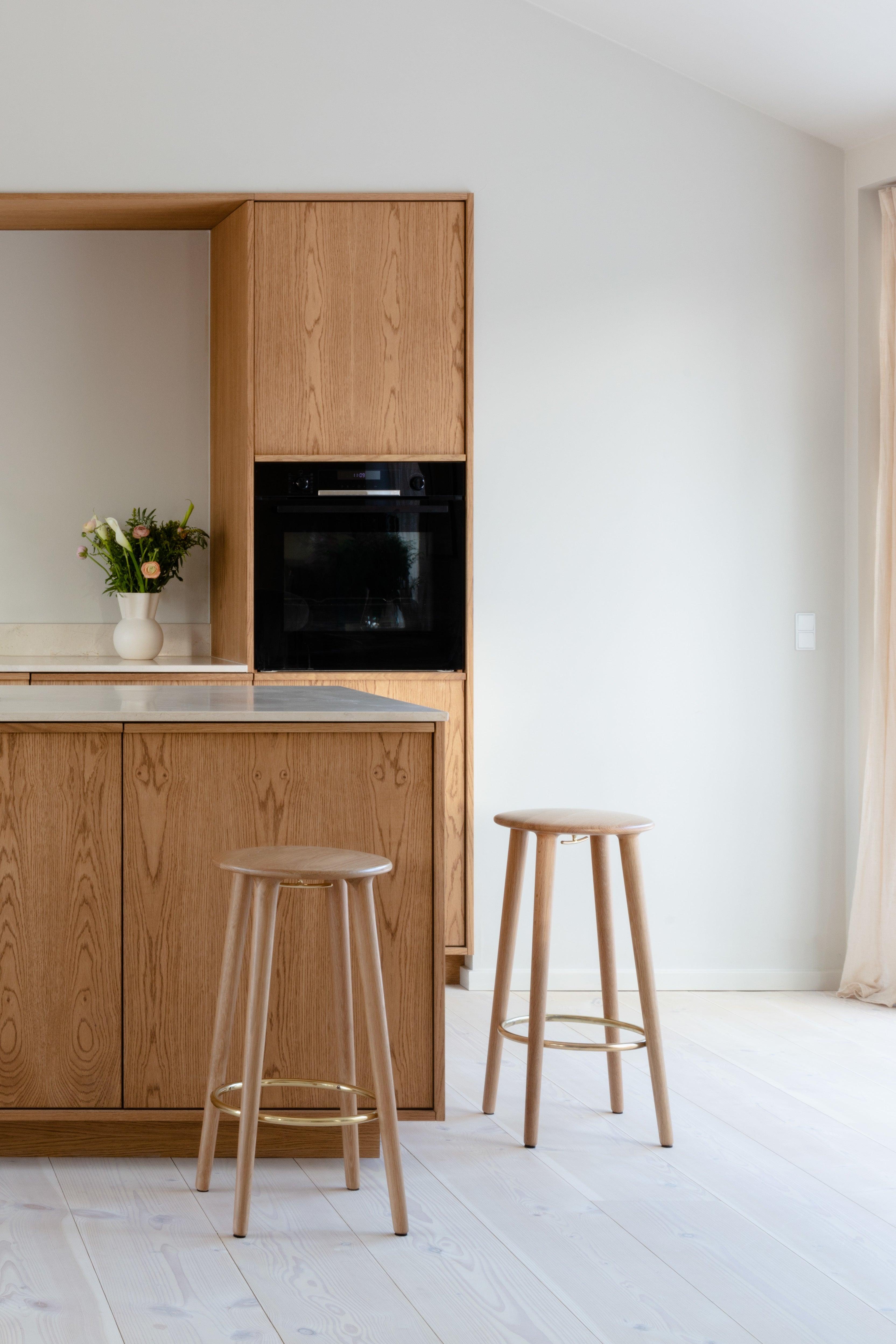 Stołek barowy THE SOCIALITE dębowy UMAGE    Eye on Design