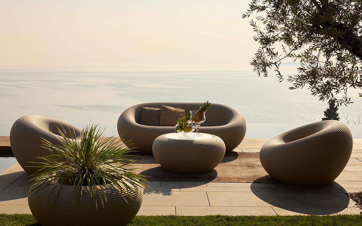 Stolik kawowy zewnętrzny NAMI bordowy Qeeboo    Eye on Design