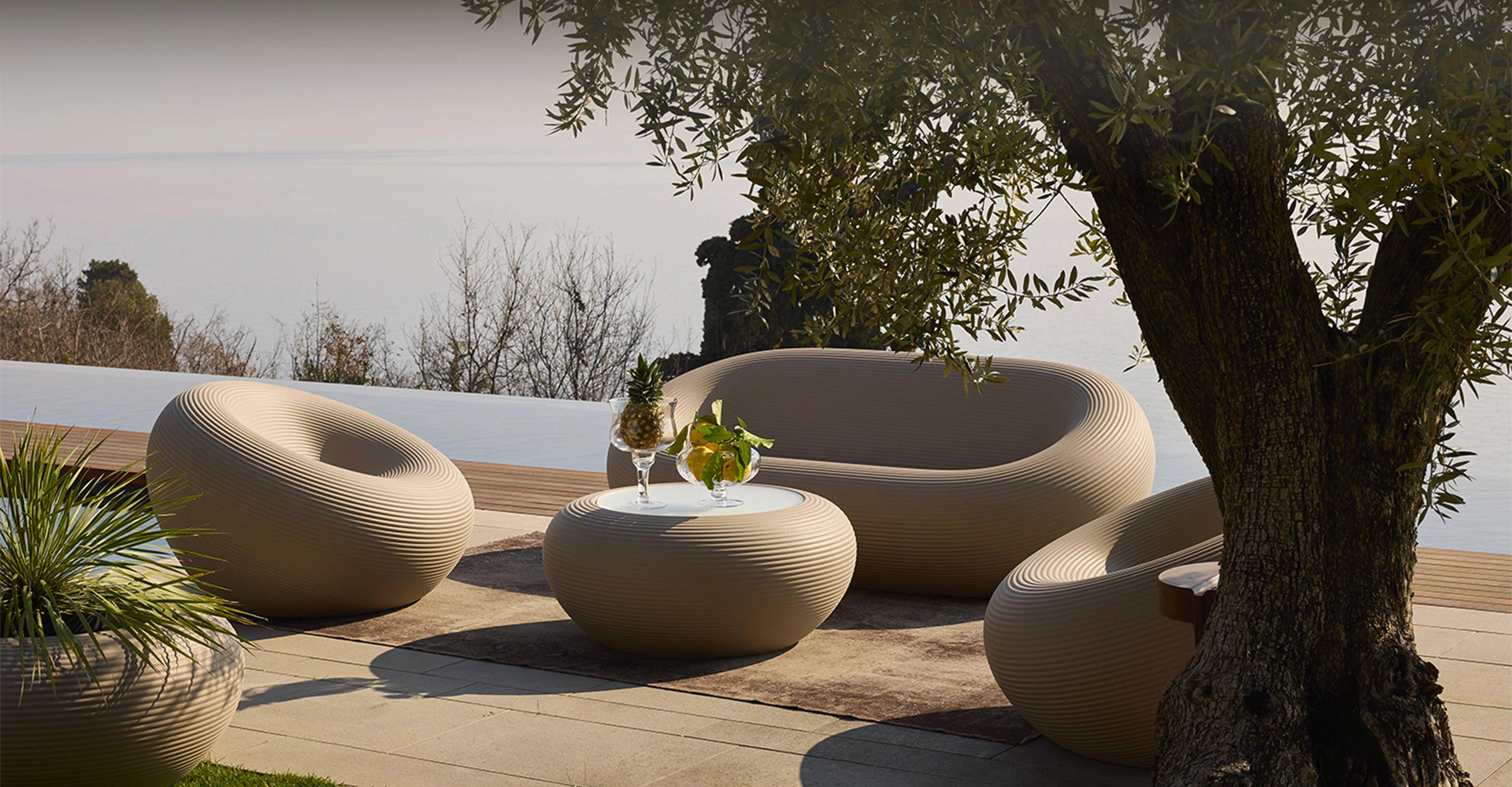 Stolik kawowy zewnętrzny NAMI szary Qeeboo    Eye on Design