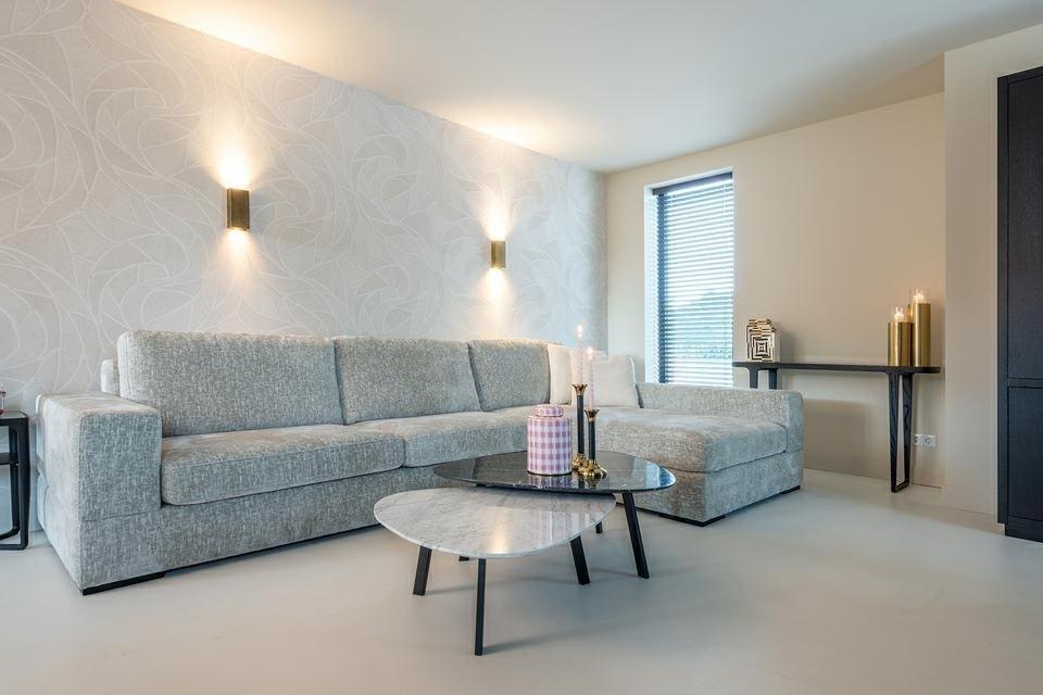 TROCADERO white side table with black base