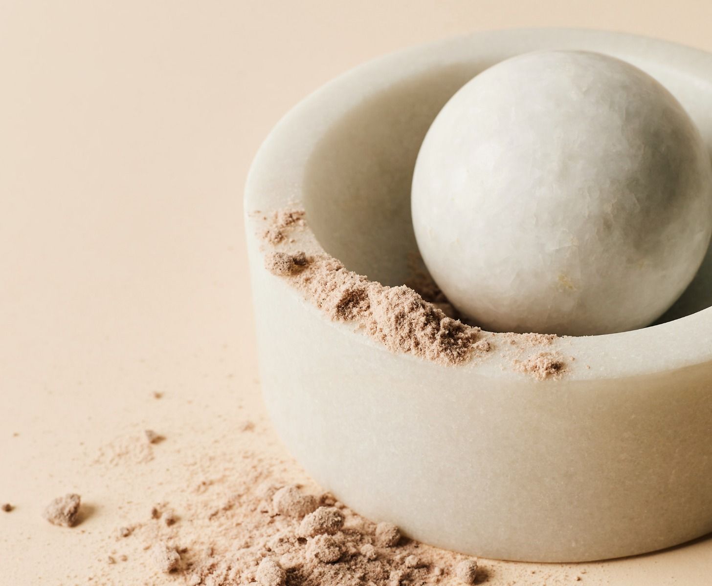 Mlýnek na koření STONE bílý mramor