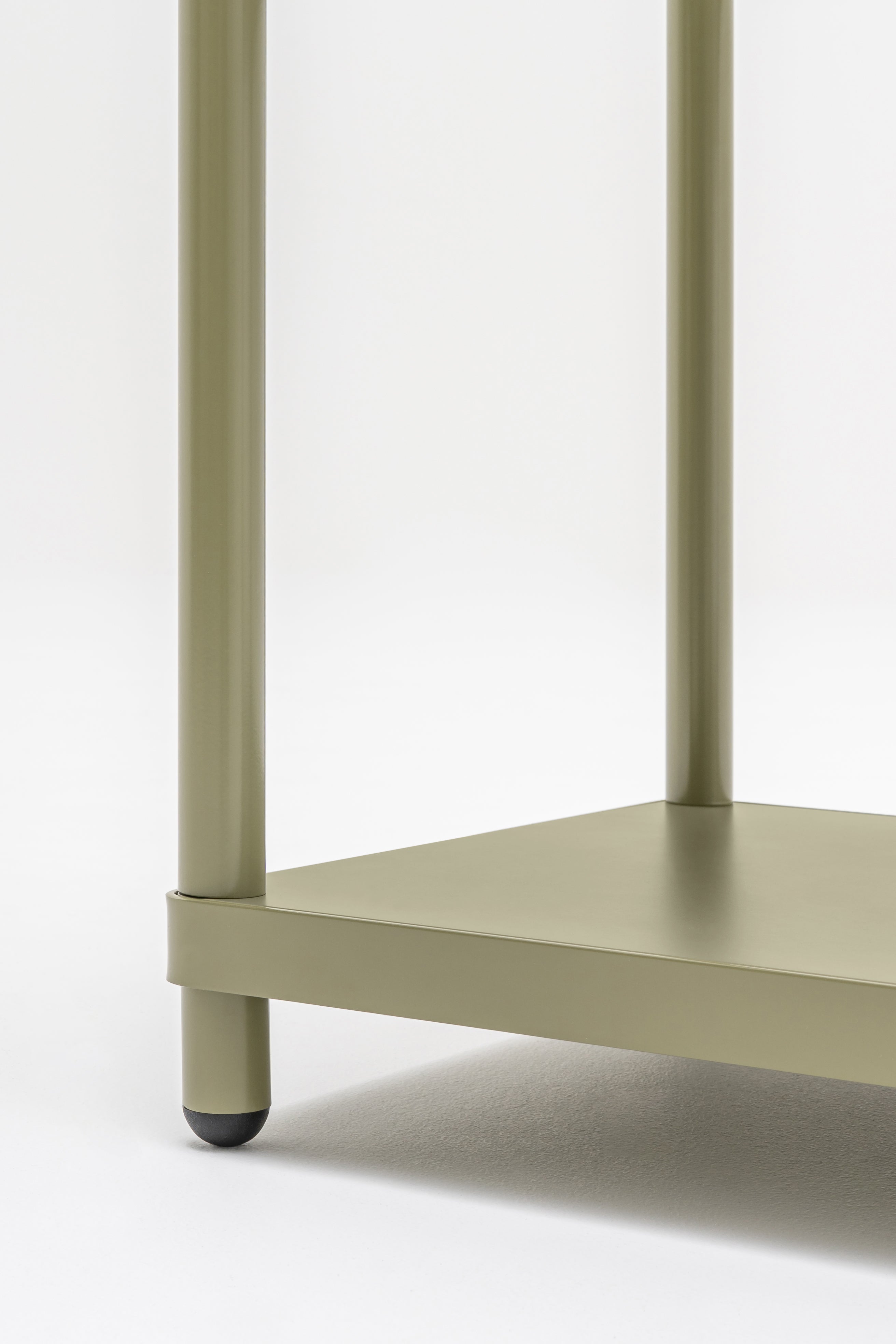 Single stilt metal shelf