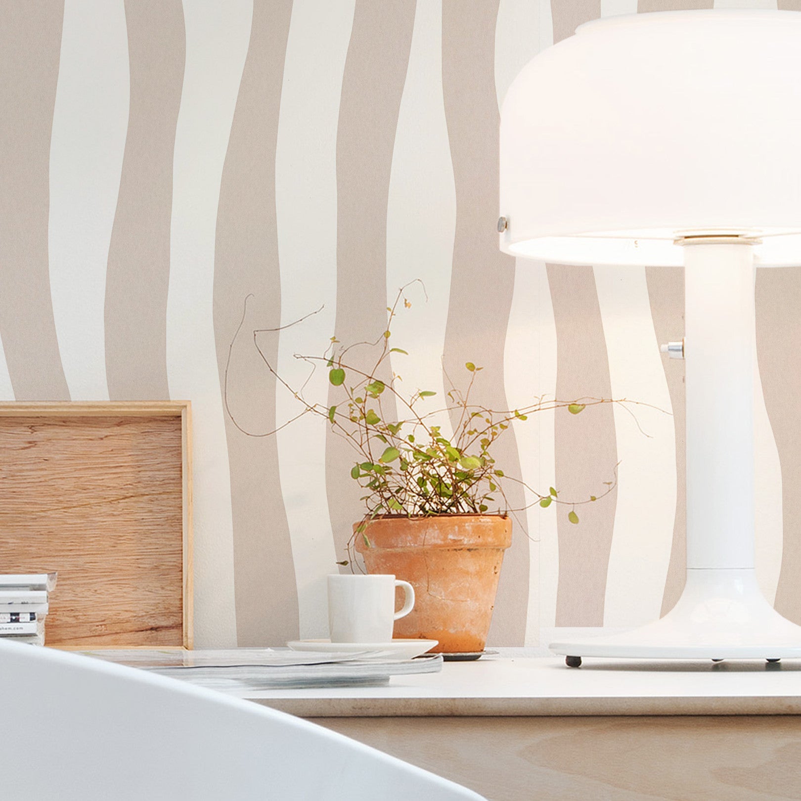 Tapeta se strukturovaným abstraktním vzorem v vlnících se pruzích SUNDAE - BEIGE POUDRE pudrově béžová