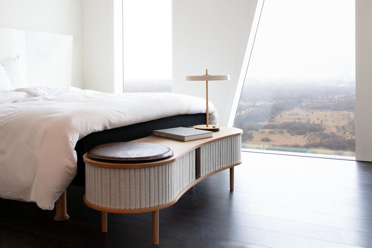 Szafka RTV AUDACIOUS beżowy z dębem UMAGE    Eye on Design