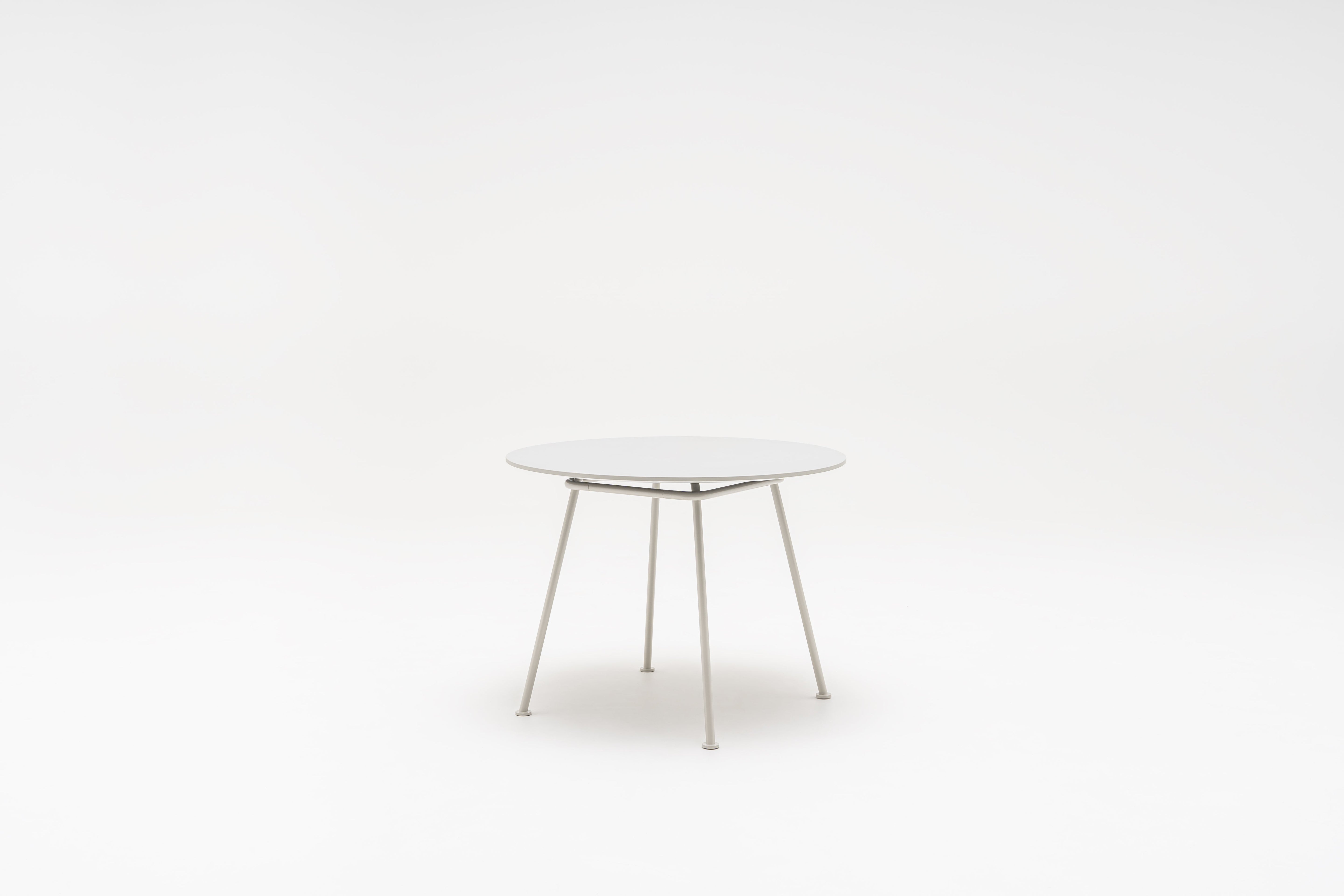 Kulatý stůl NEW SCHOOL s kovovou základnou