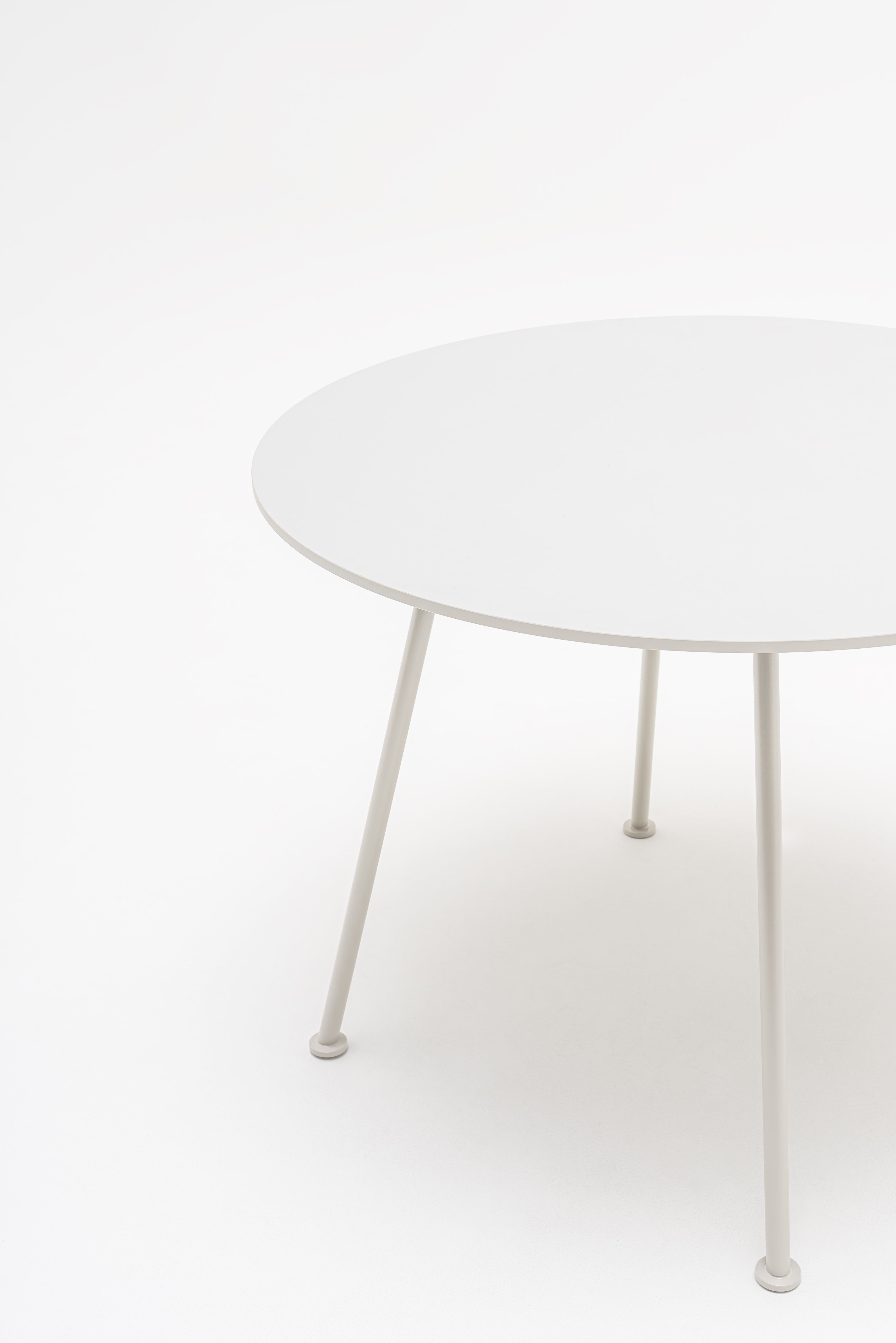 Kulatý stůl NEW SCHOOL s kovovou základnou