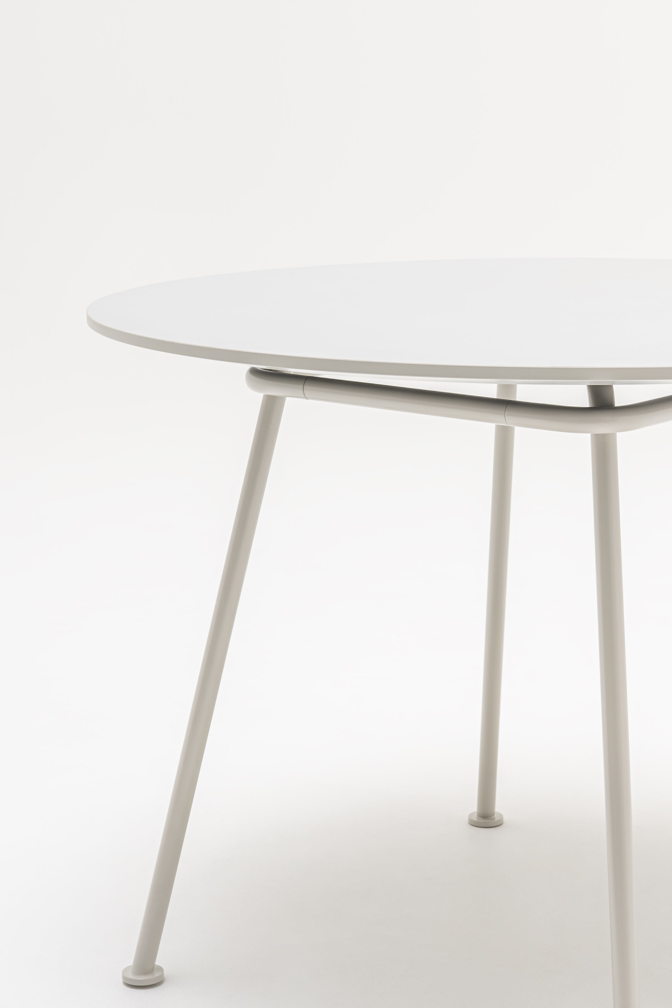 Kulatý stůl NEW SCHOOL s kovovou základnou