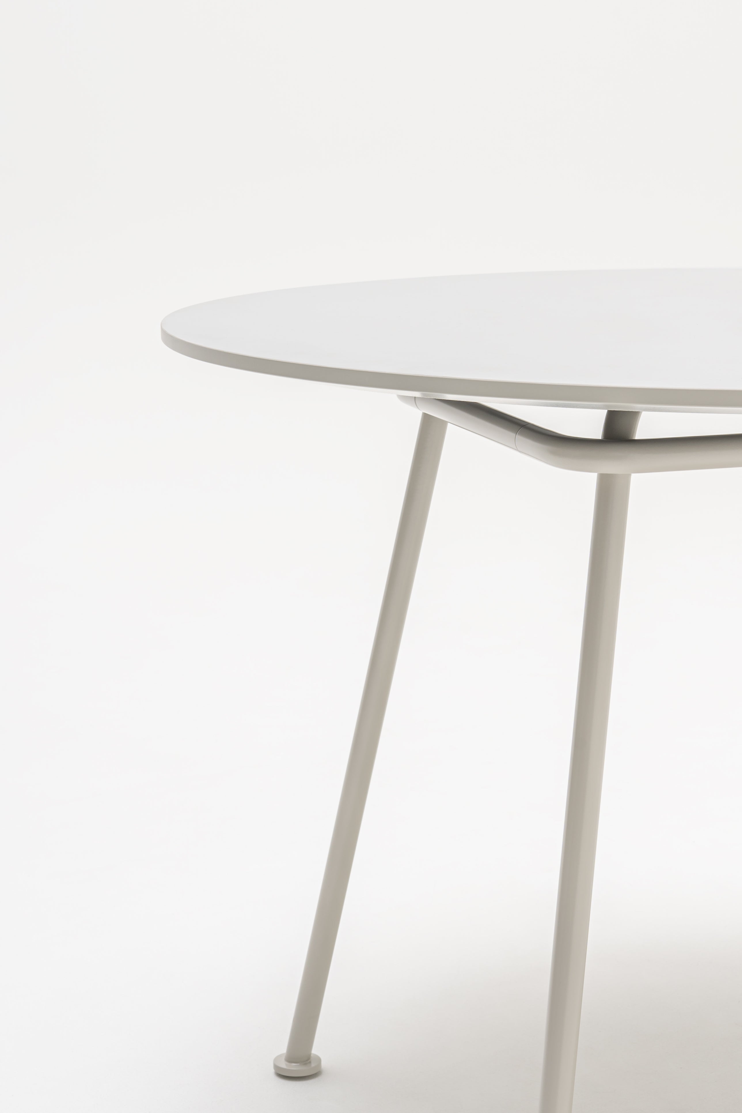 Kulatý stůl NEW SCHOOL s kovovou základnou