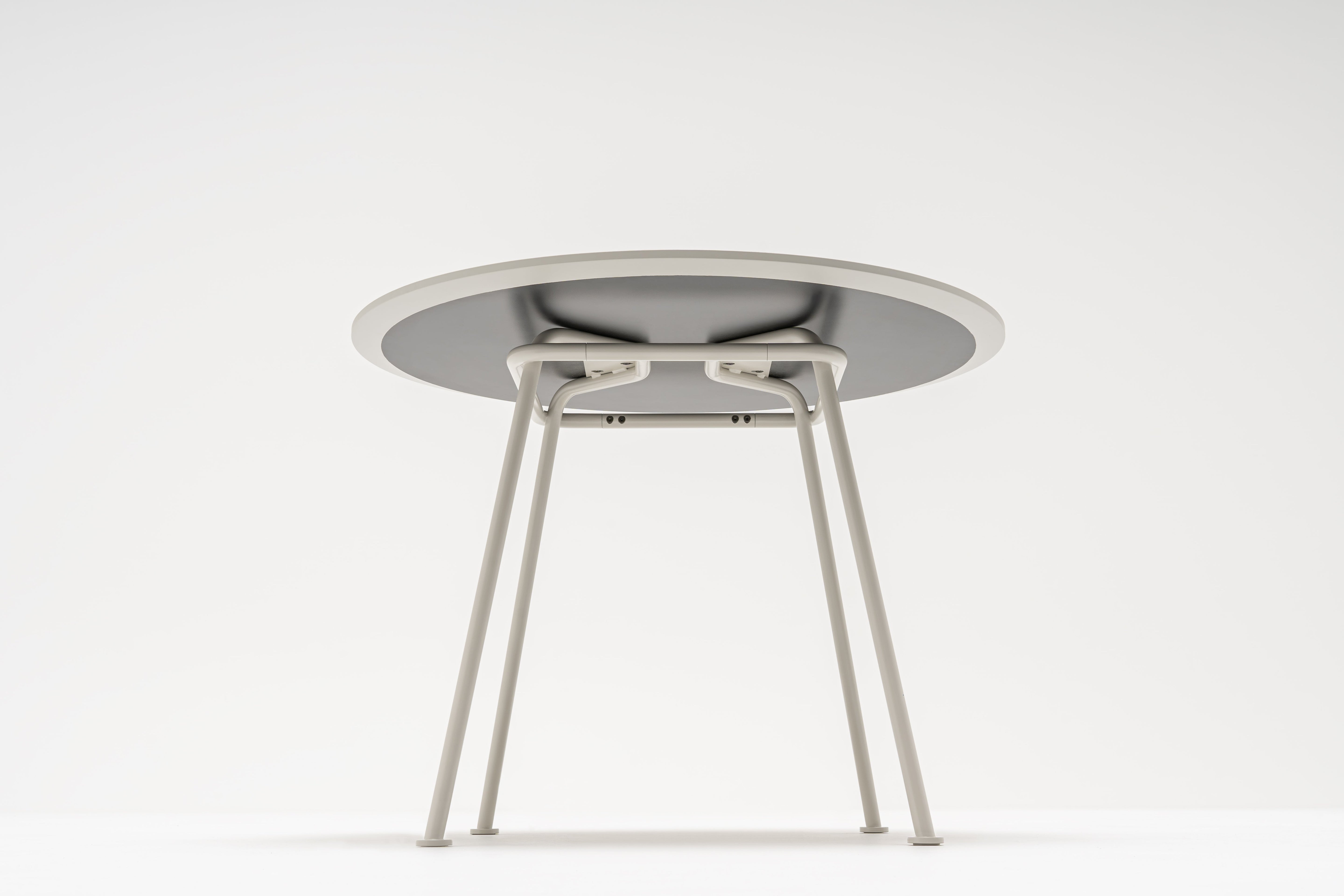 Kulatý stůl NEW SCHOOL s kovovou základnou