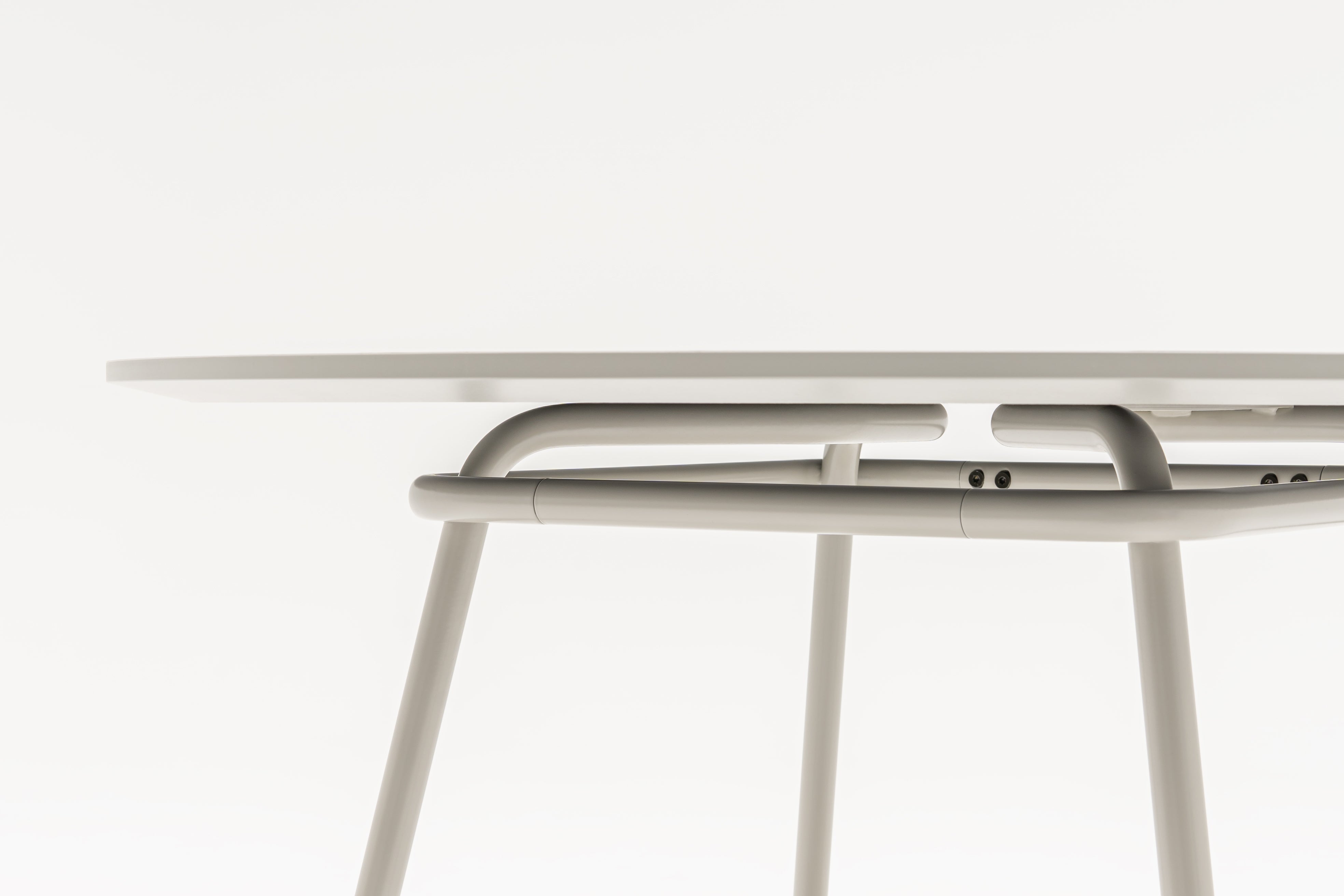 Obdélníkový stůl NEW SCHOOL s kovovou základnou