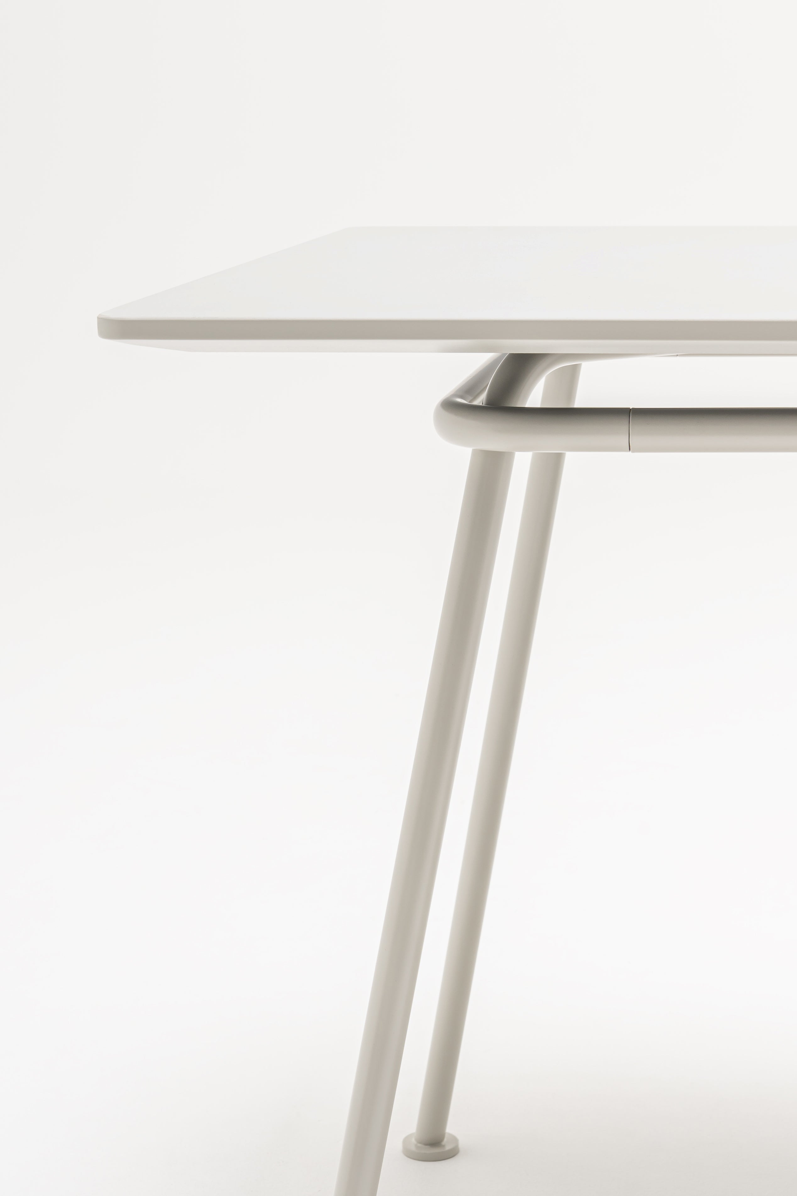 Obdélníkový stůl NEW SCHOOL s kovovou základnou