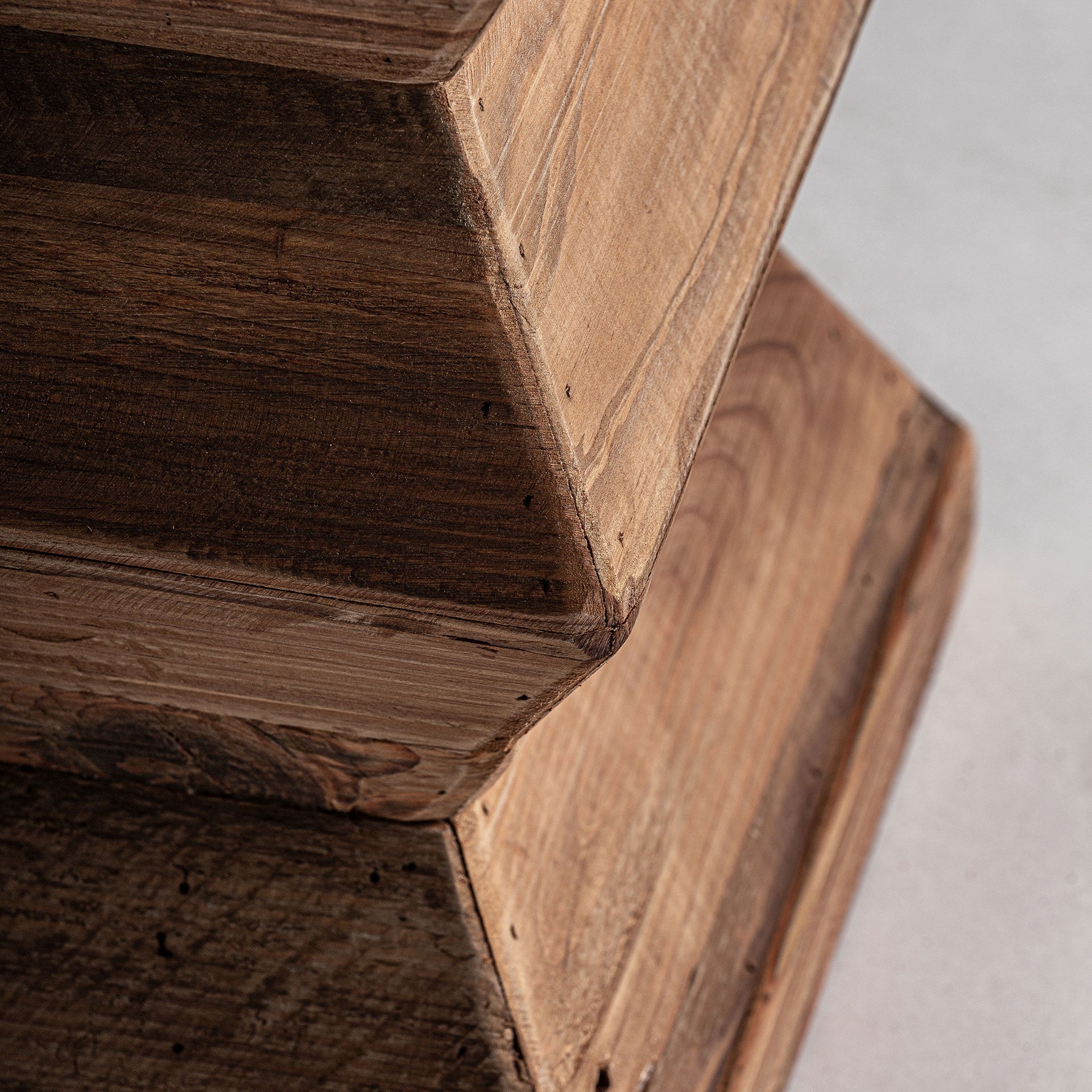 Stolek BREIVE z recyklovaného borového dřeva