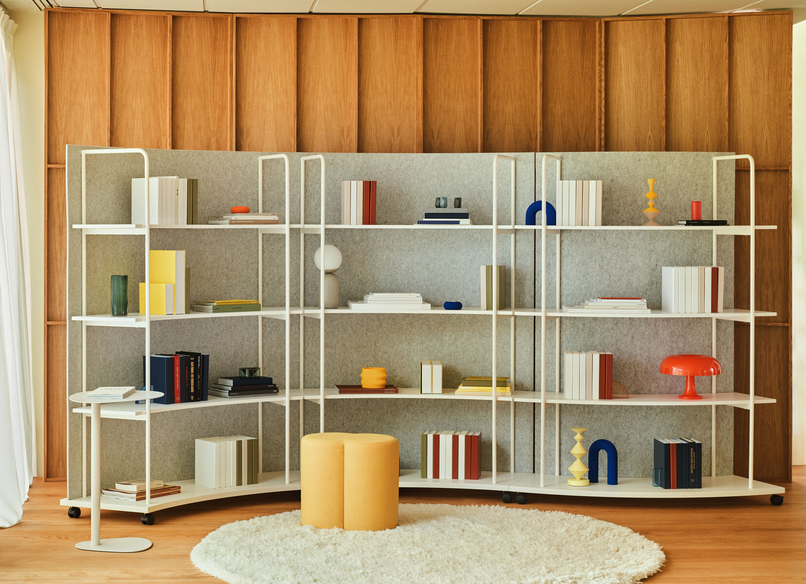 Ocelový regál TANCA s filcovým zadním panelem