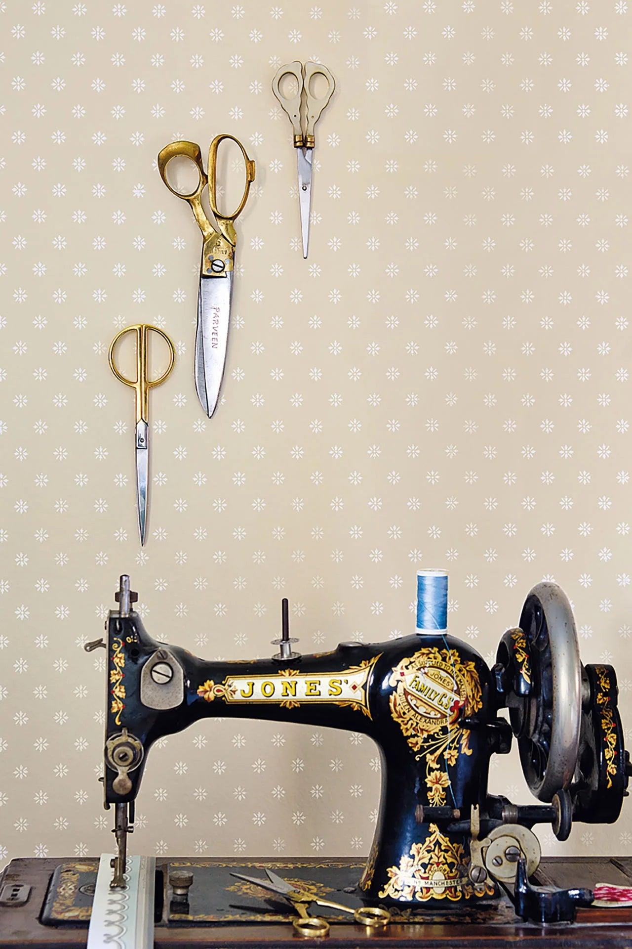 Tapeta s geometrickým vzorem ARCHIVE ANTHOLOGY - Viktoriánská hvězda písková