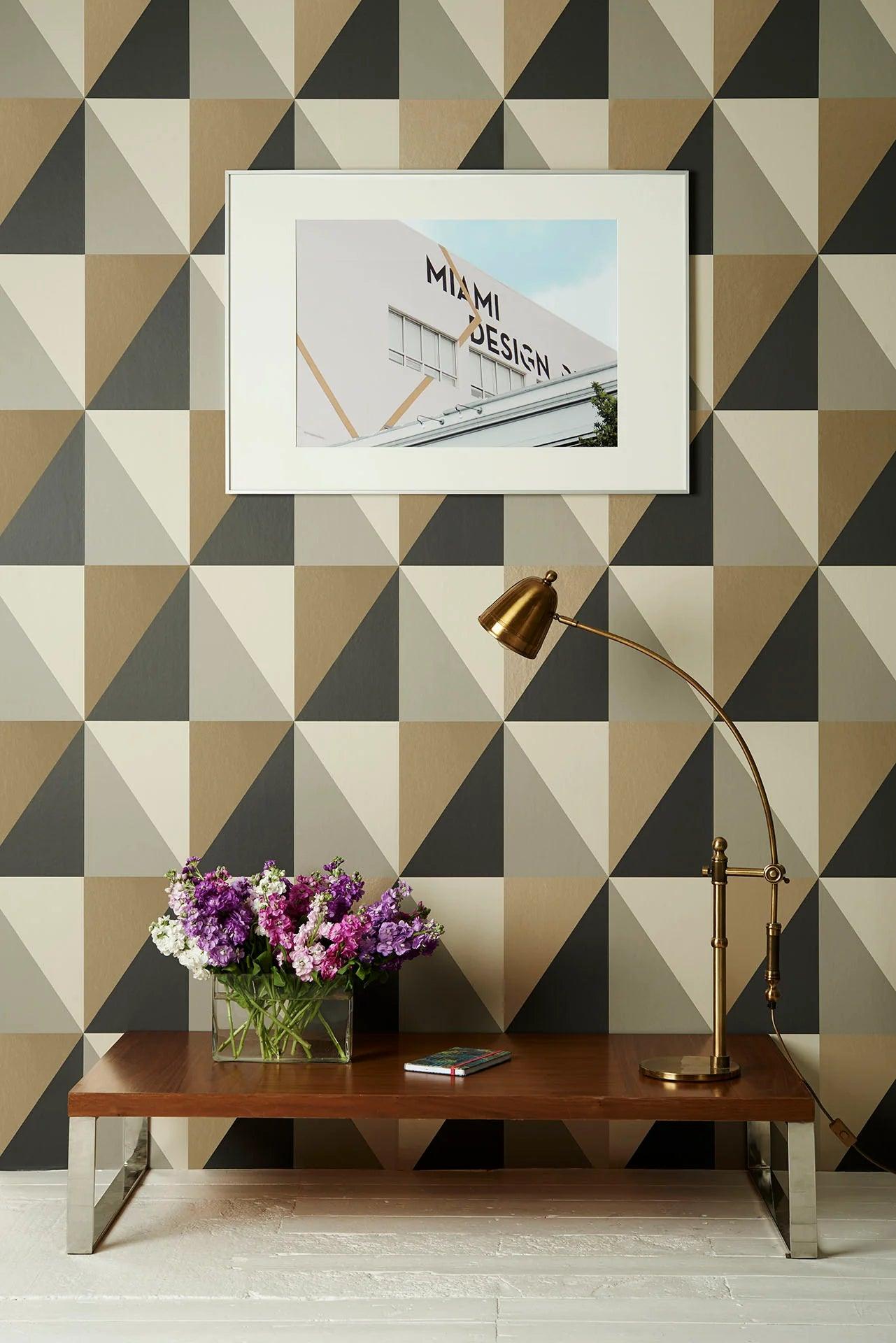 Tapeta s geometrickým vzorem trojúhelníků GEOMETRIC II - Apex Grand pískový