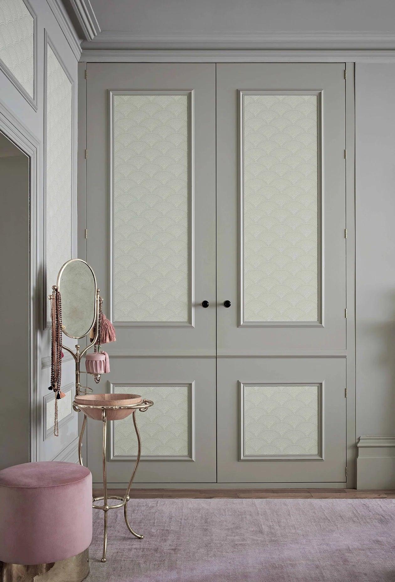Tapeta s geometrickým vzorem vějířů art deco ICONS - Feather Fan modrá