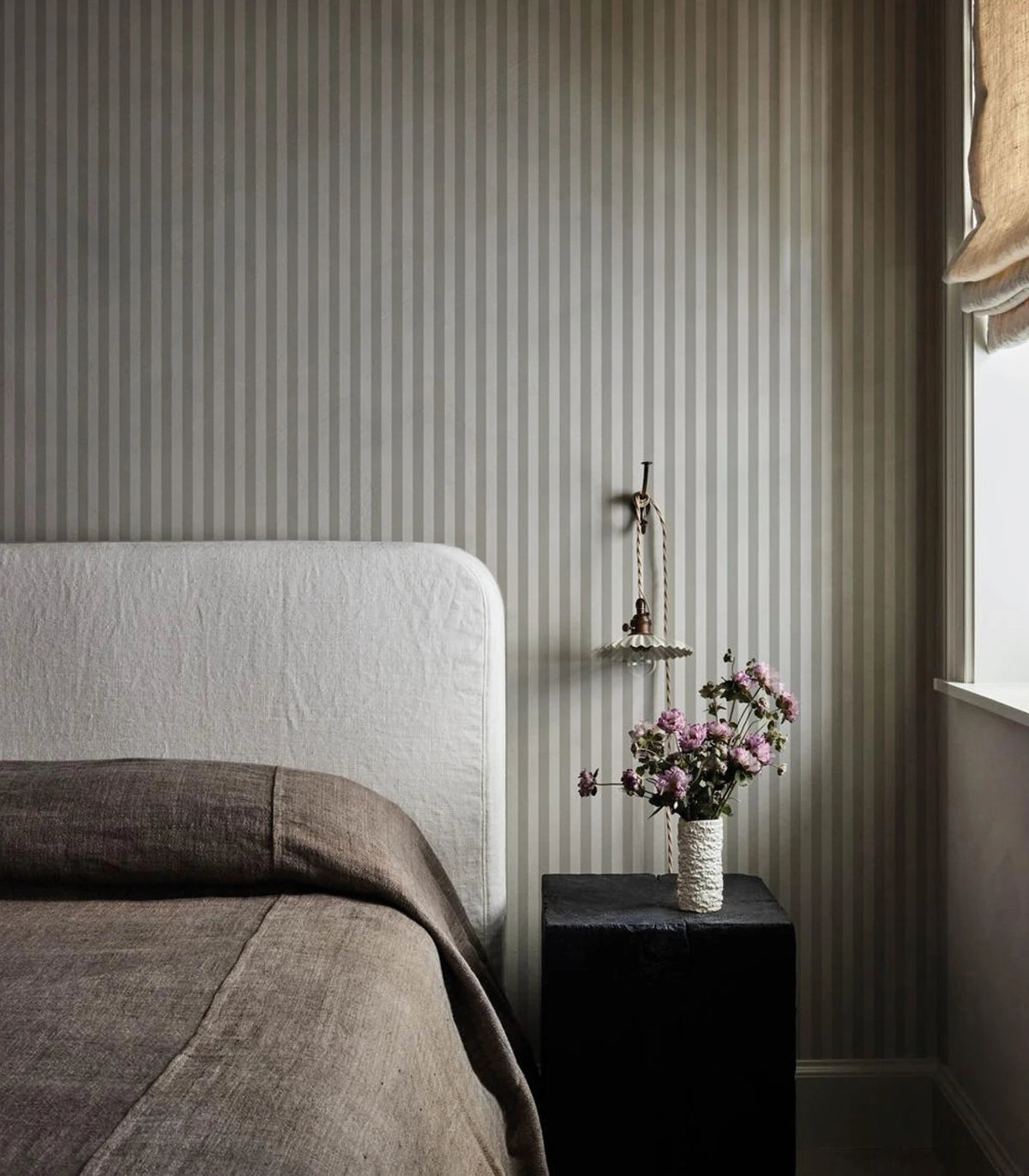 Tapeta s geometrickým vzorem pruhy STRIPE MEADOW MIST světle zelená se šedou