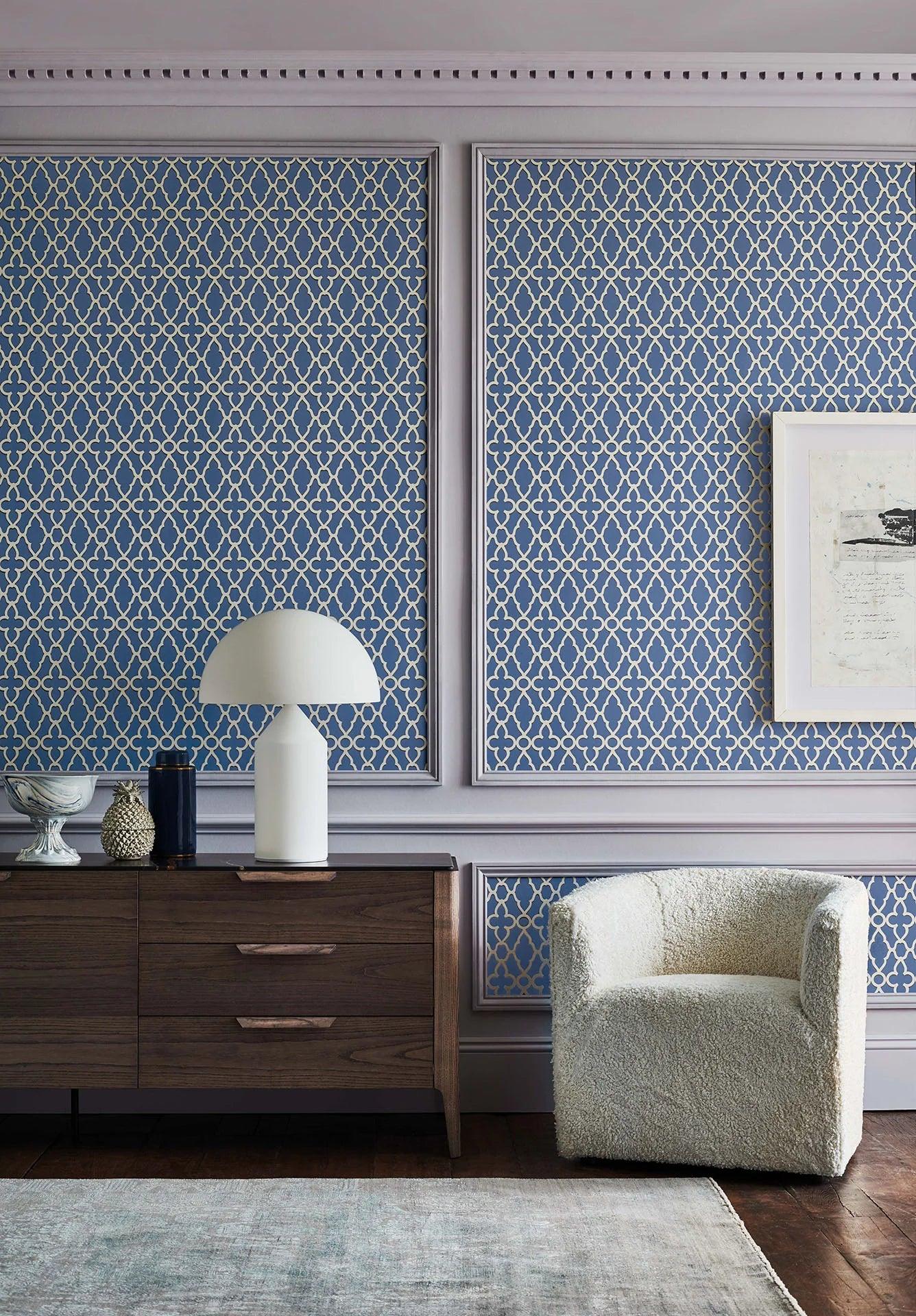 Tapeta s geometrickým vzorem KOLEKCE HRUŠKOVÉHO DŘEVA - Modrý treillage na granátu