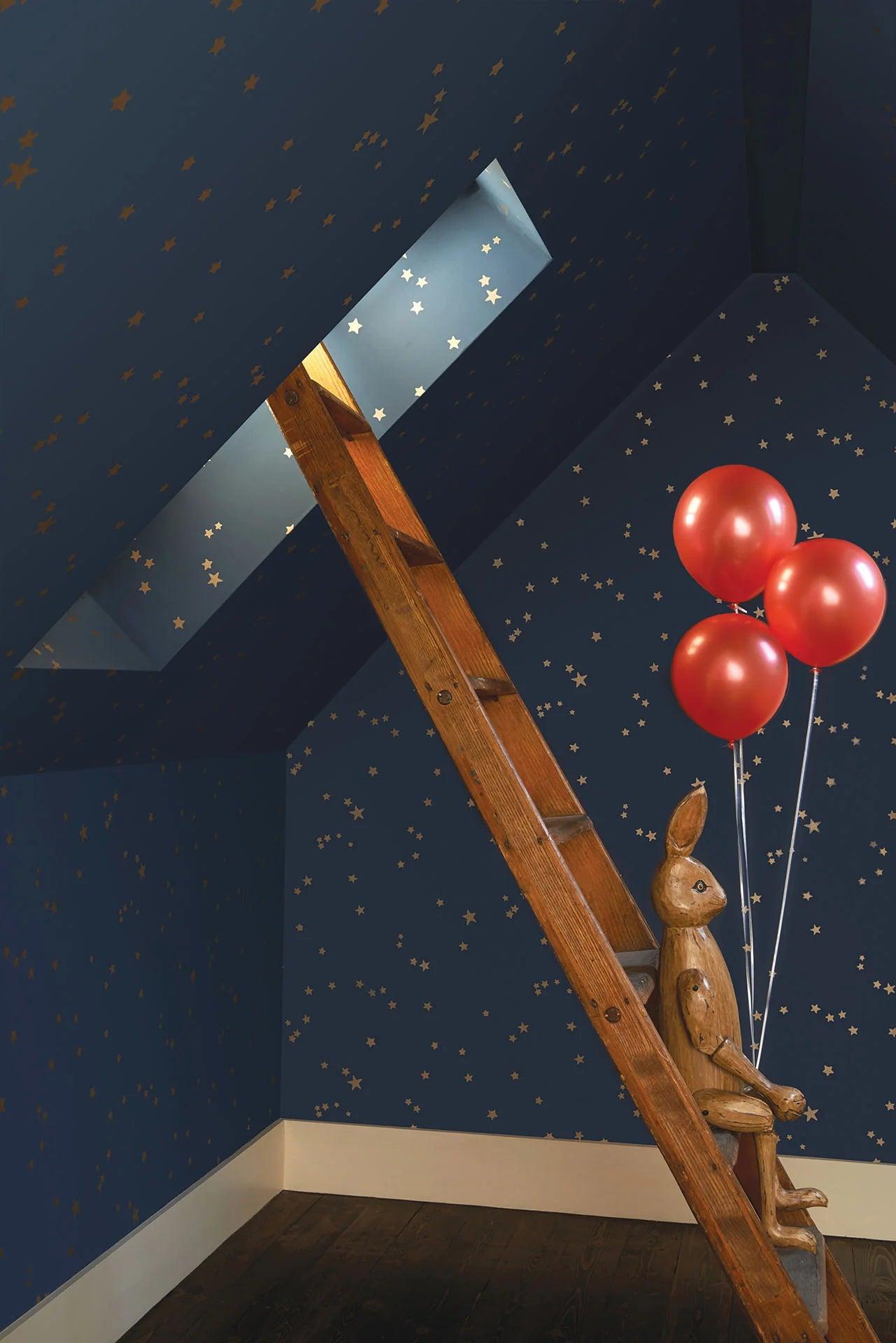 Tapeta s abstraktním vzorem hvězd WHIMSICAL - Hvězdy hnědá