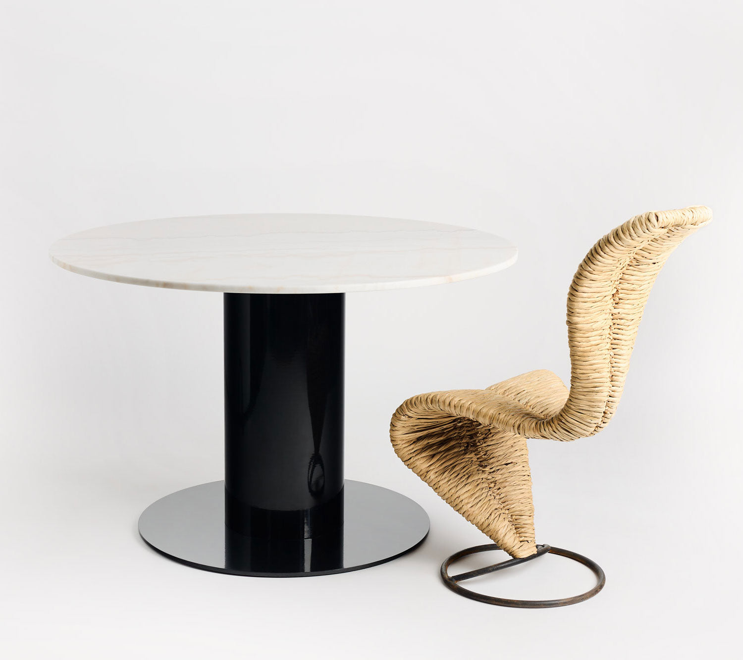 Kulatý stůl TUBE bílý mramor s černým podstavcem