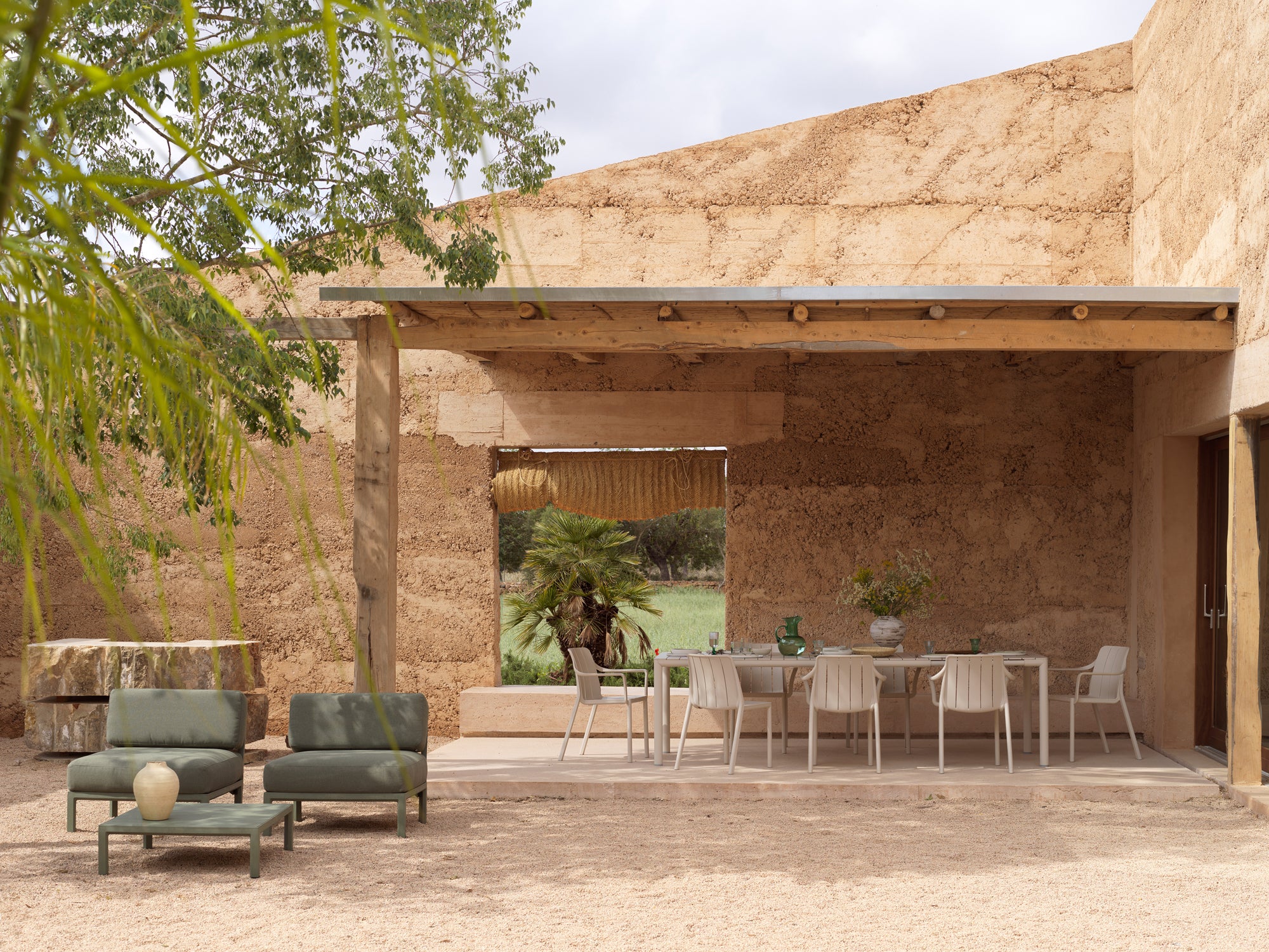 TEVERE Earthy Brown Extendable Outdoor Table