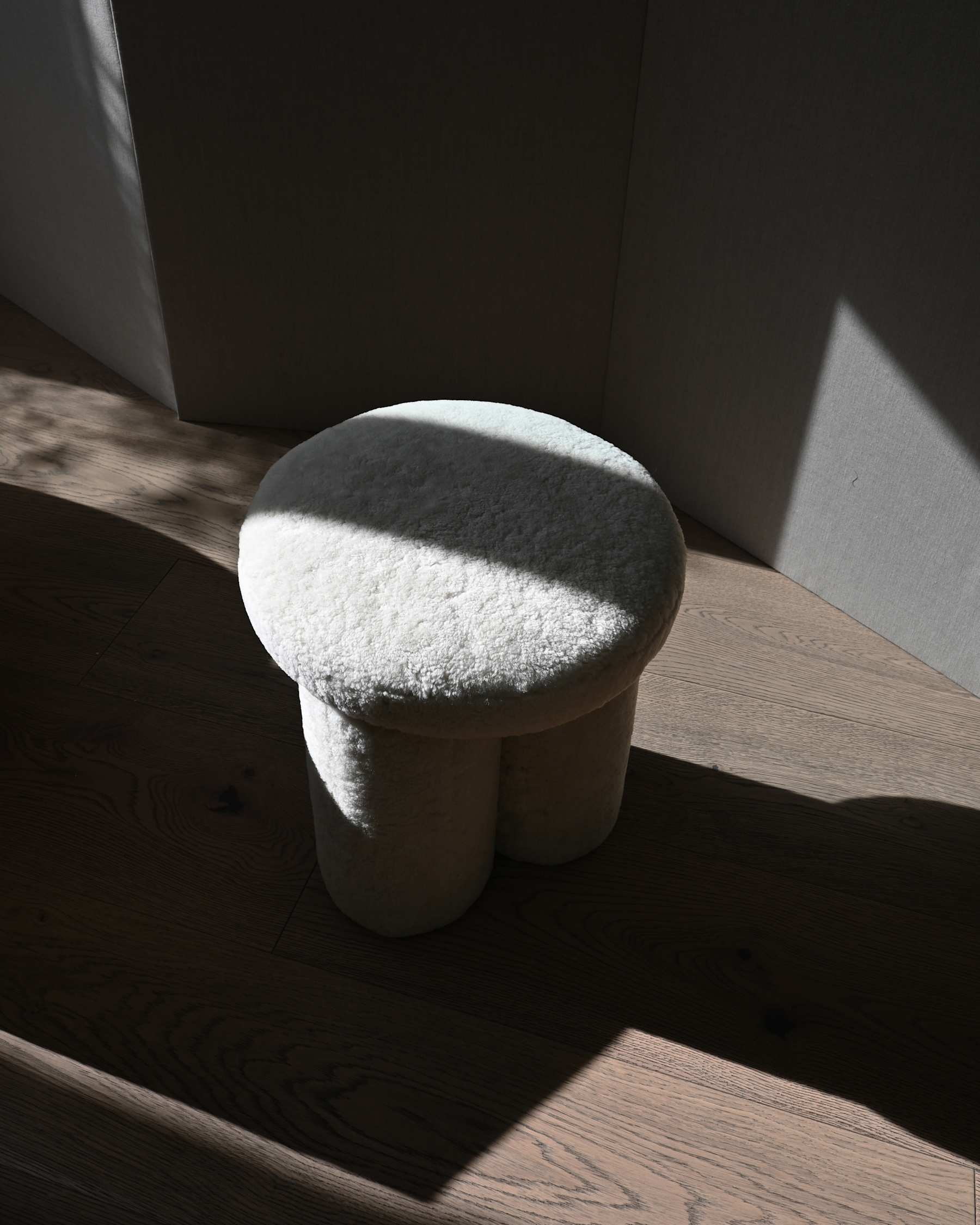 BIG FOOT stool in Sheepskin fabric, sand color