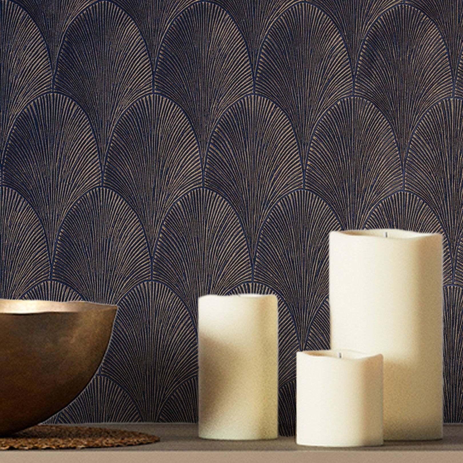 Metalická tapeta s geometrickým vzorem TOURMALINE - MARINE/DORE granátová se zlatou