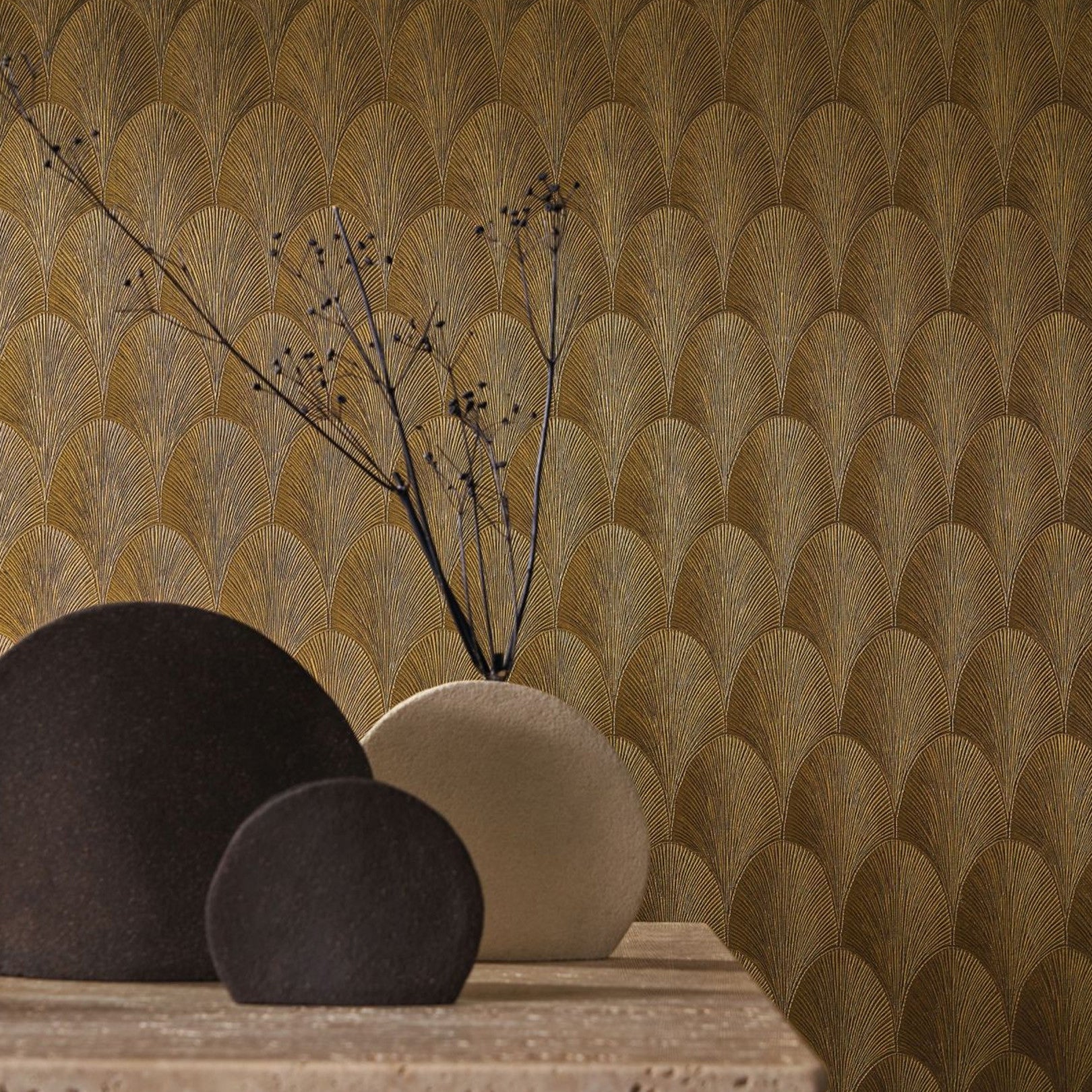 Metalická tapeta s geometrickým vzorem TOURMALINE - DORE/FONCE hnědá se zlatou