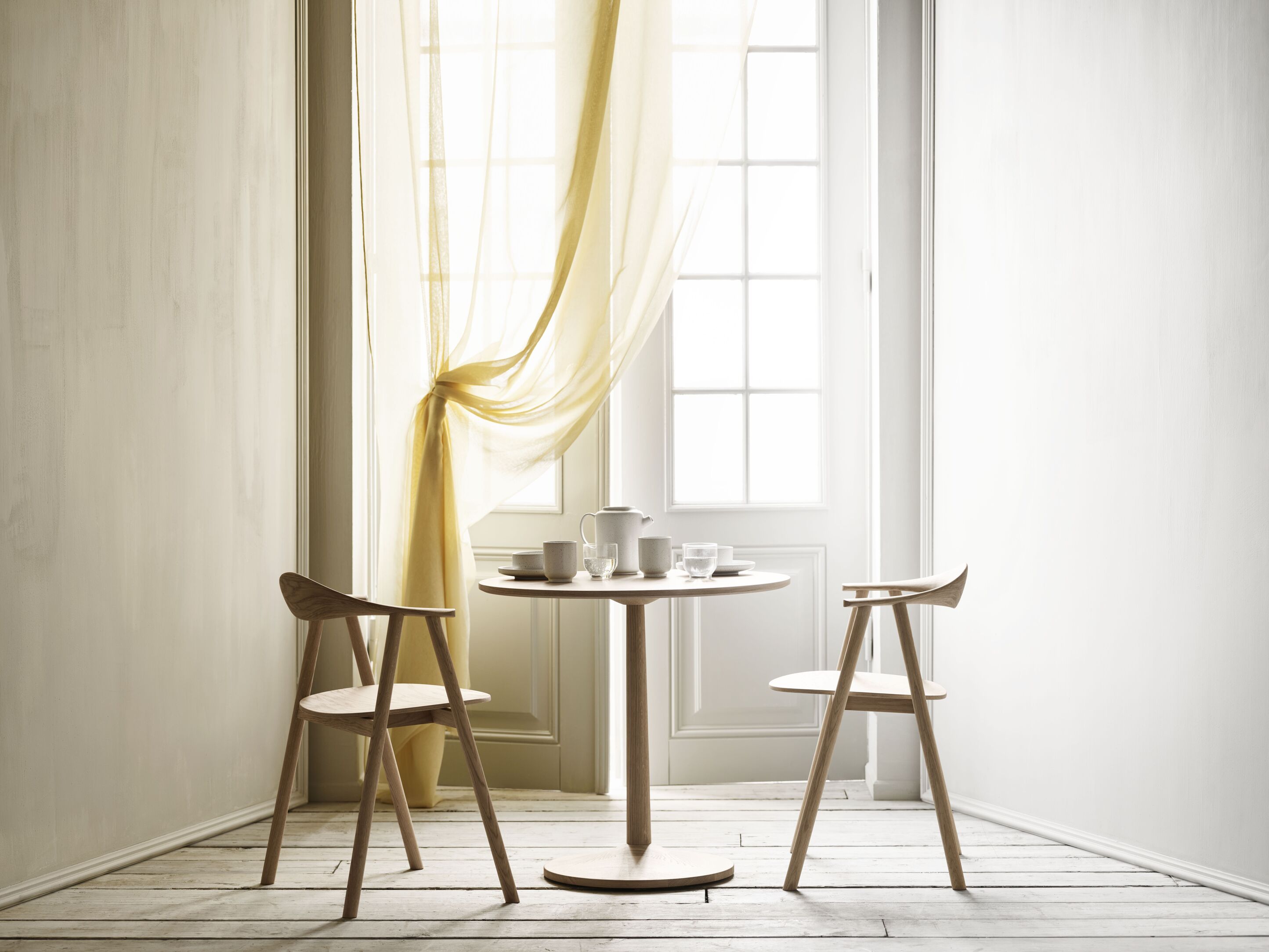 Kulatý stůl TURNED dýha z dubu