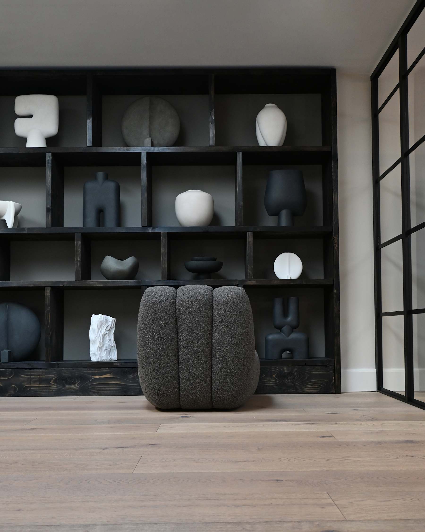 Křeslo TOE šedo-hnědé bouclé