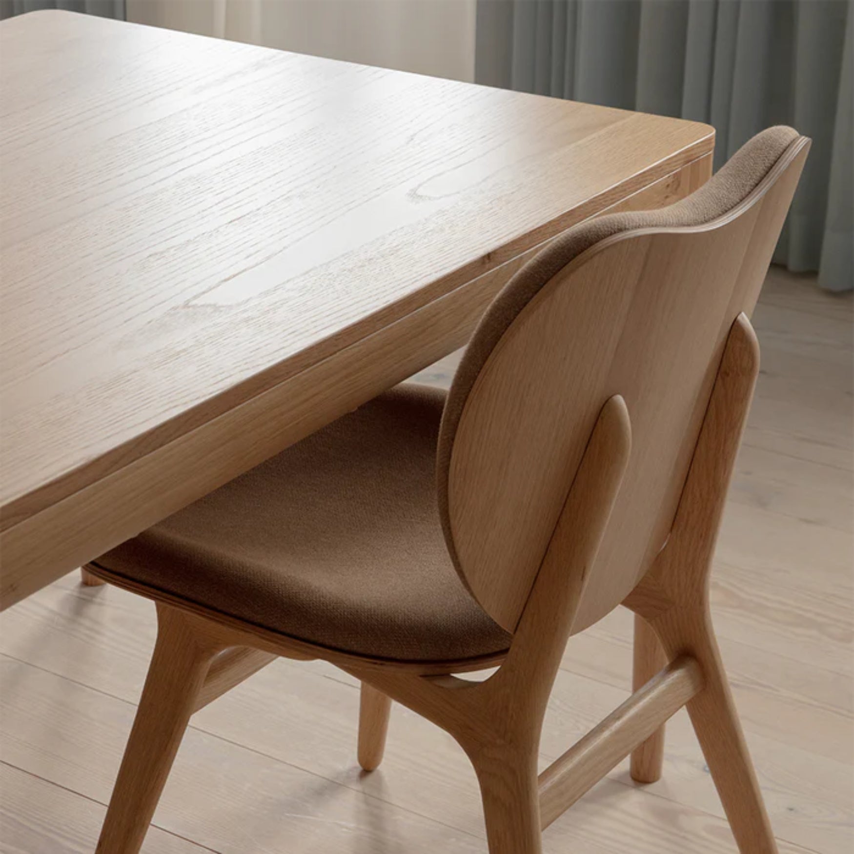 Židle CONVERSATION hnědá s dubovým podstavcem