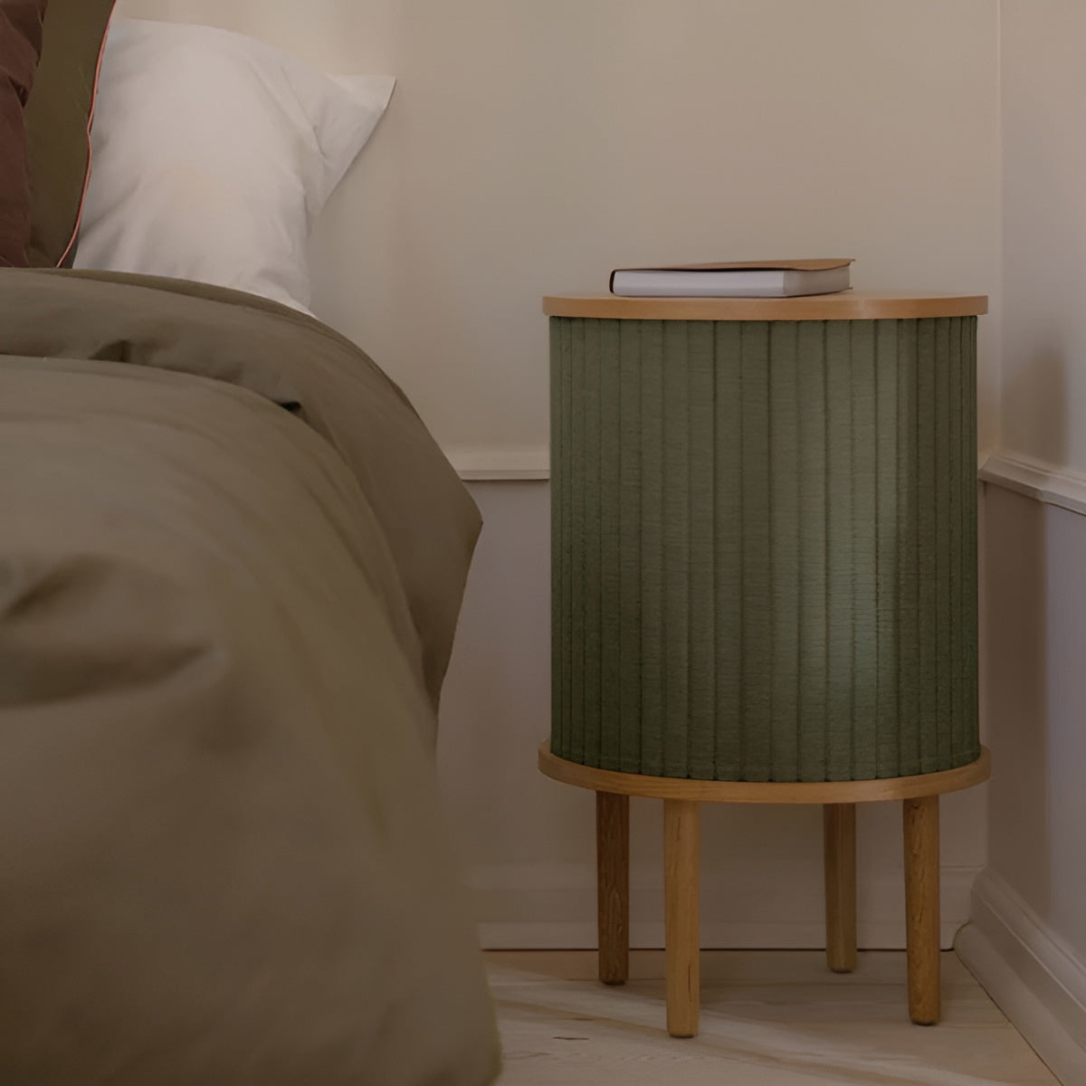 AUDACIOUS green side table with oak