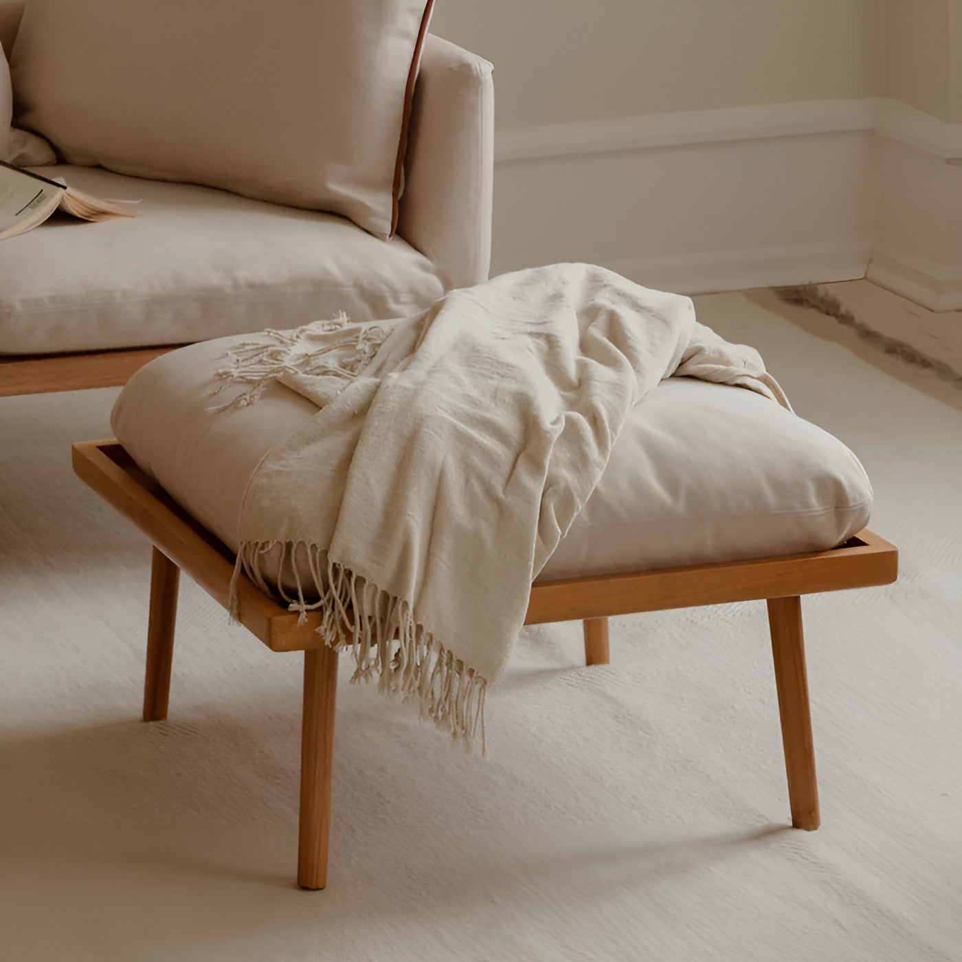 Puf LOUNGE AROUND SHUFFLE karamelový s tmavě dubovým podstavcem