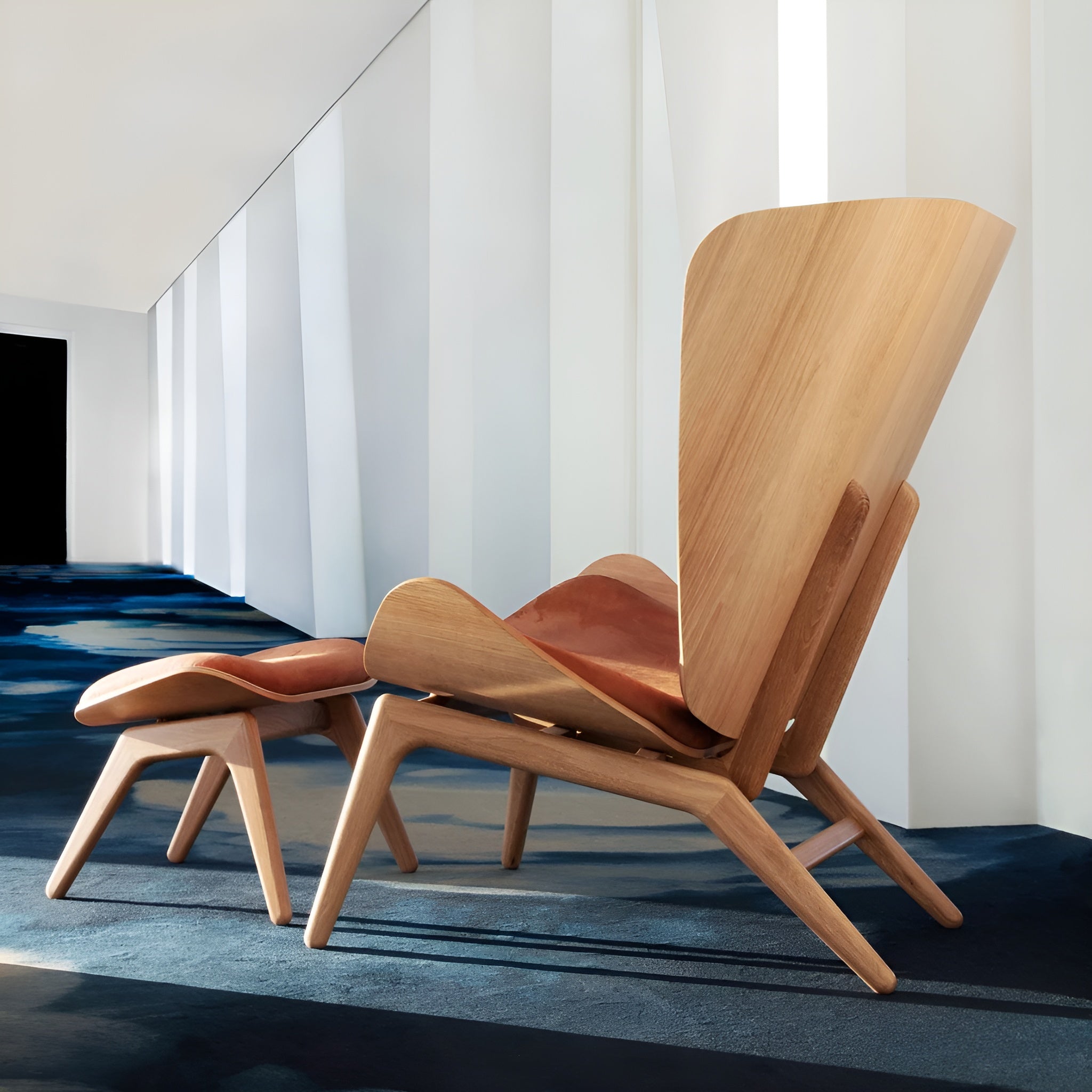 READER armchair in cognac leather with a dark oak base