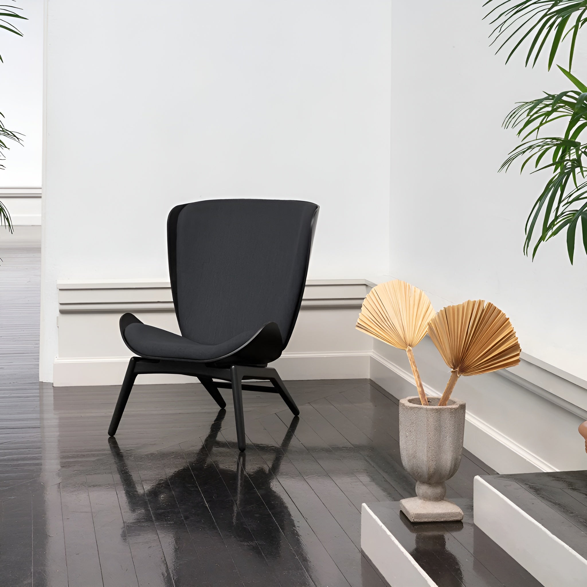 Křeslo READER černá kůže s černým podstavcem