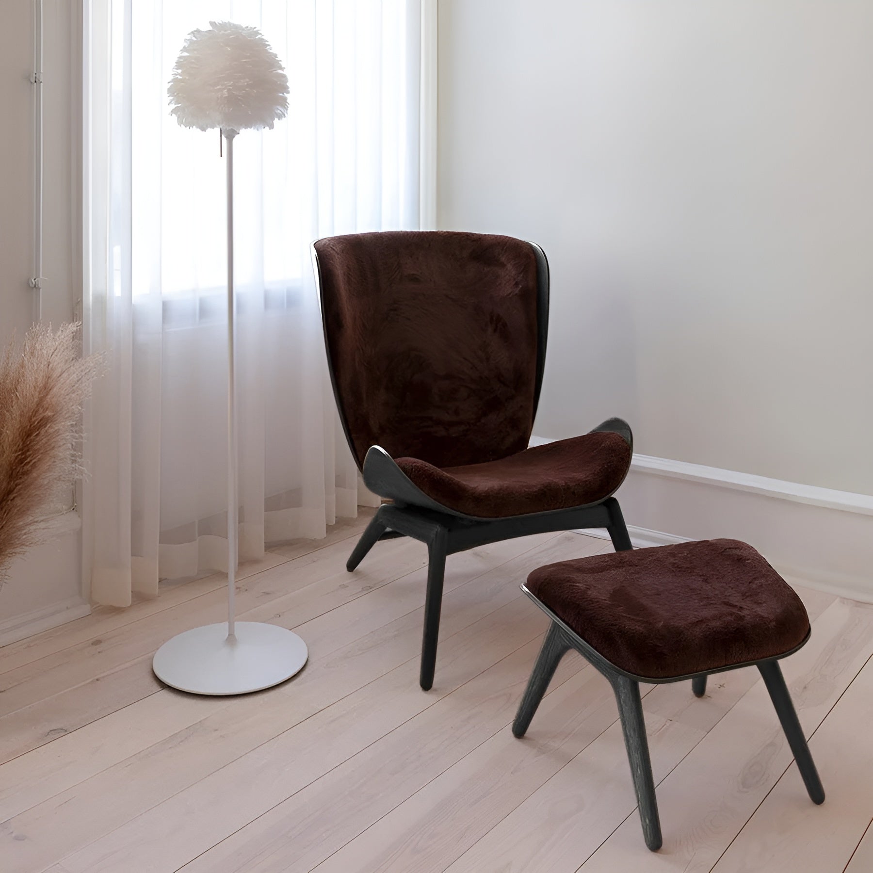 READER coffee footrest with black base