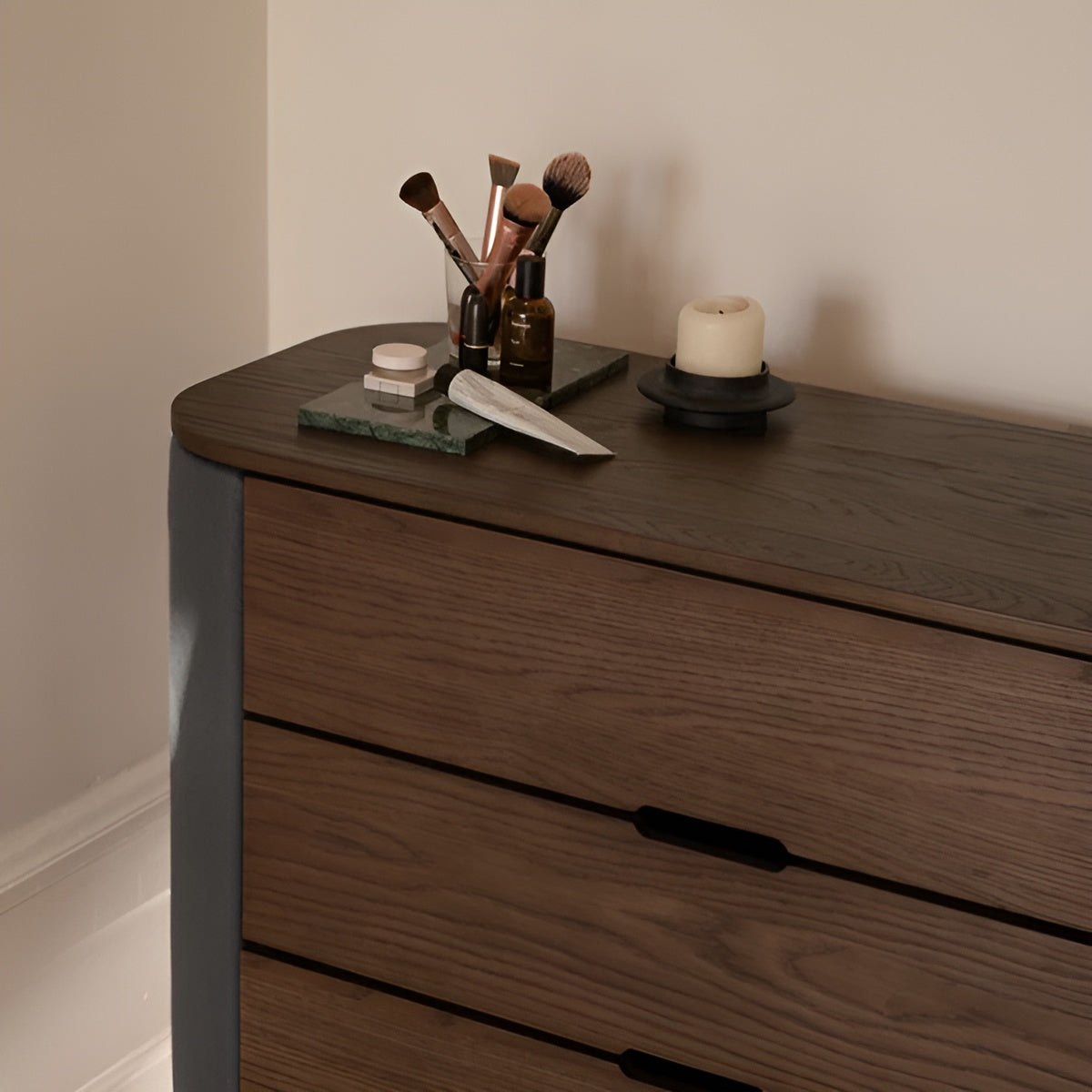 Skříň TREASURES tmavě šedá s tmavě dubovým podstavcem