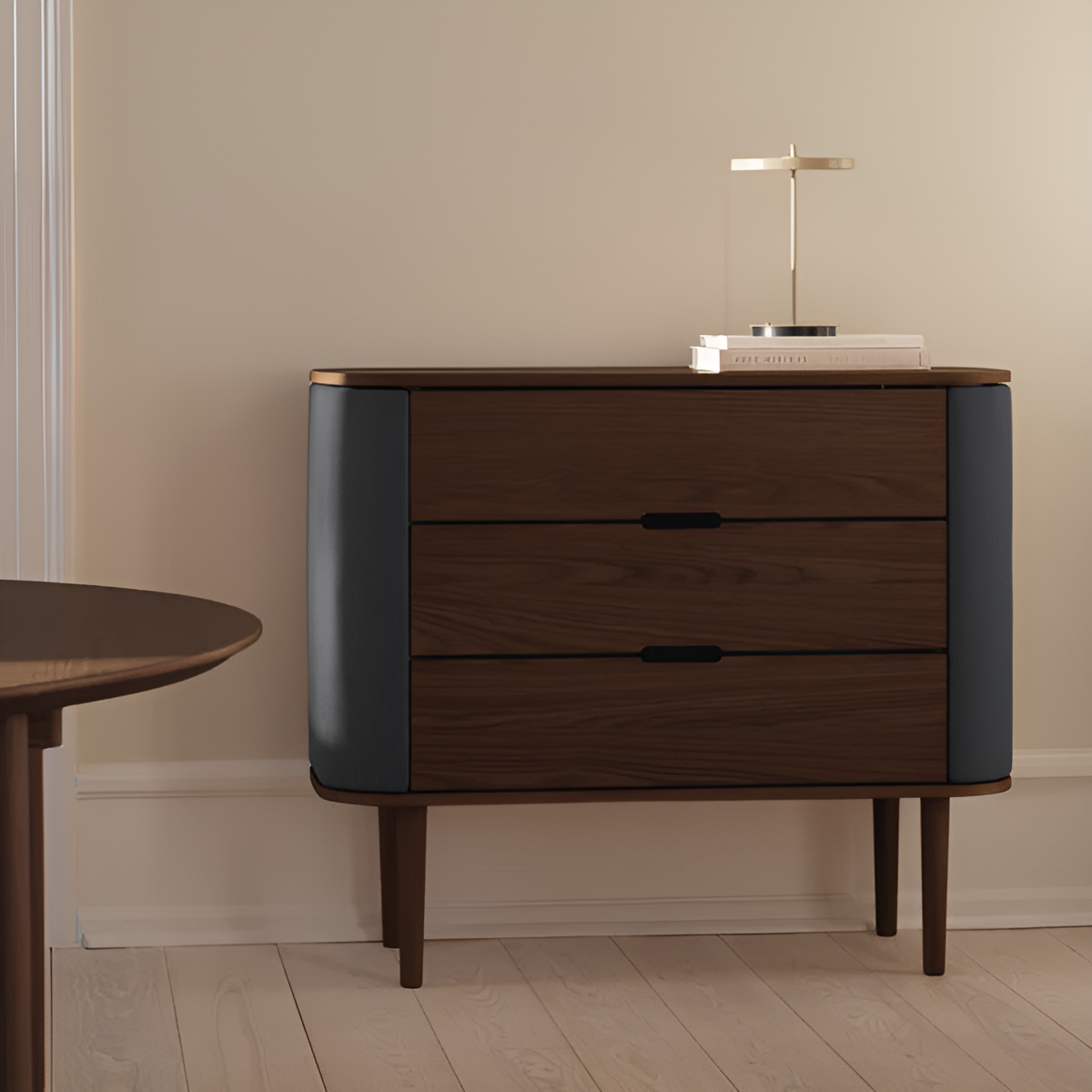 Skříň TREASURES tmavě šedá s tmavě dubovým podstavcem