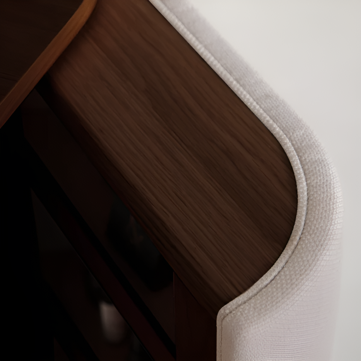 Skříň TREASURES zlomená bílá s tmavě dubovým podstavcem