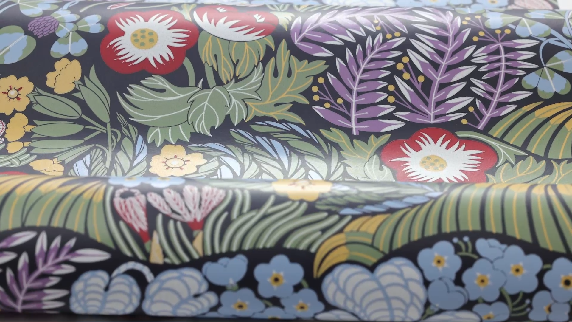 Tapeta s rostlinným motivem květin RABATT vícebarevná