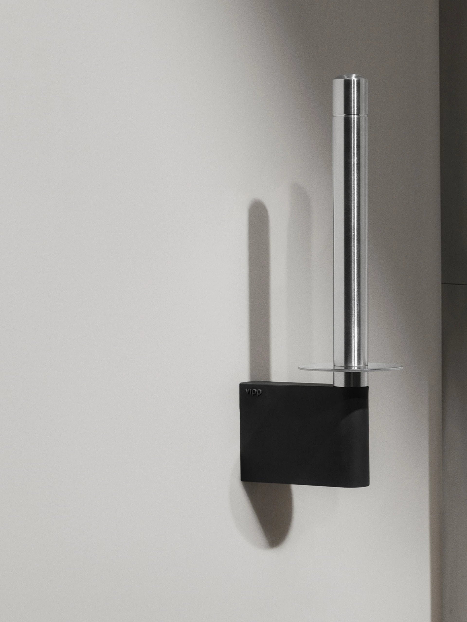 Vertical toilet paper holder VIPP in steel with black