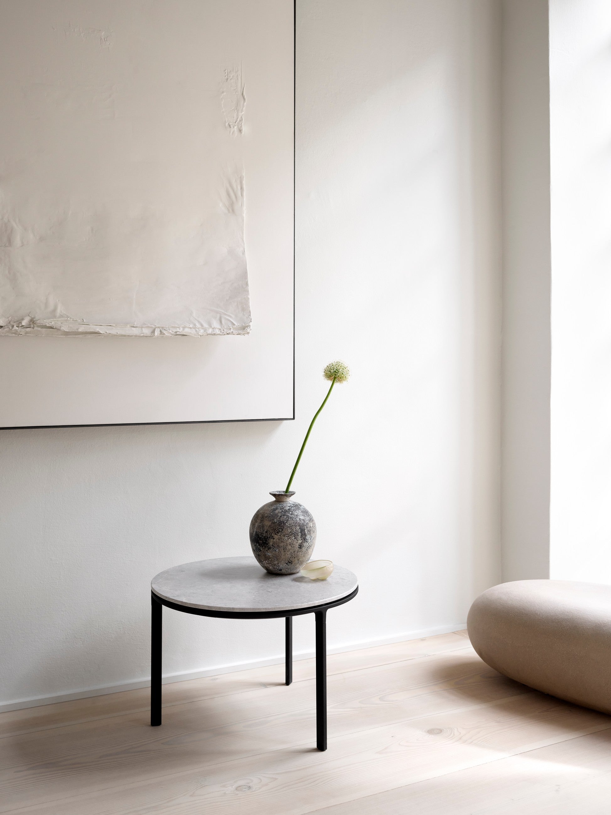 Coffee table 423 light gray marble top with dark aluminum base