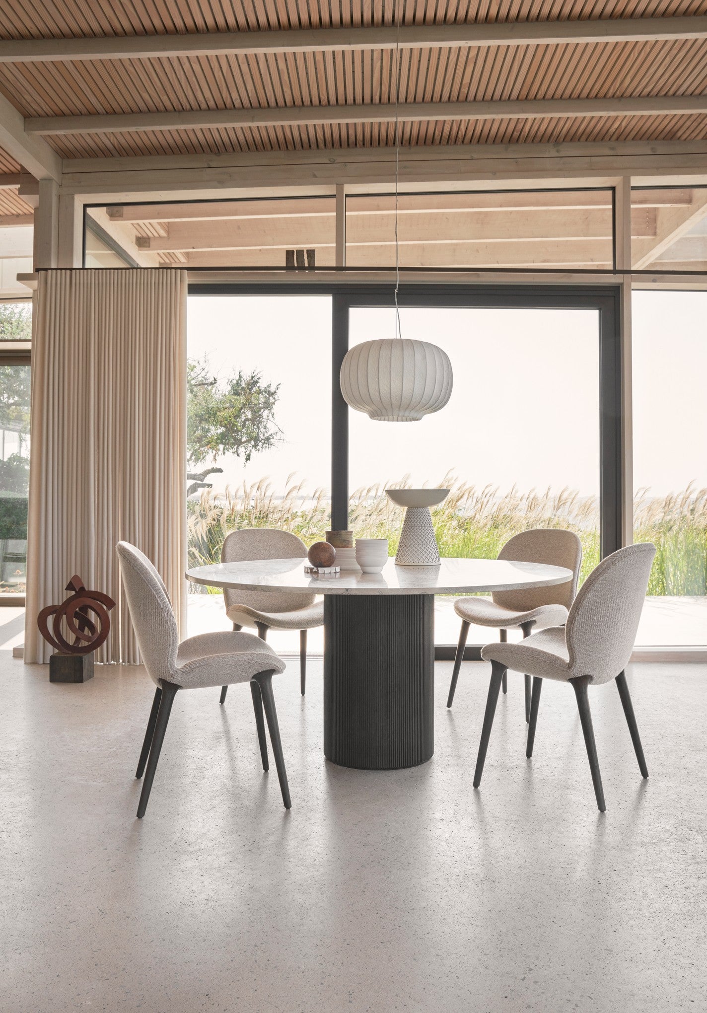 Kulatý stůl CABIN šedý vápenec s tmavě dubovou základnou